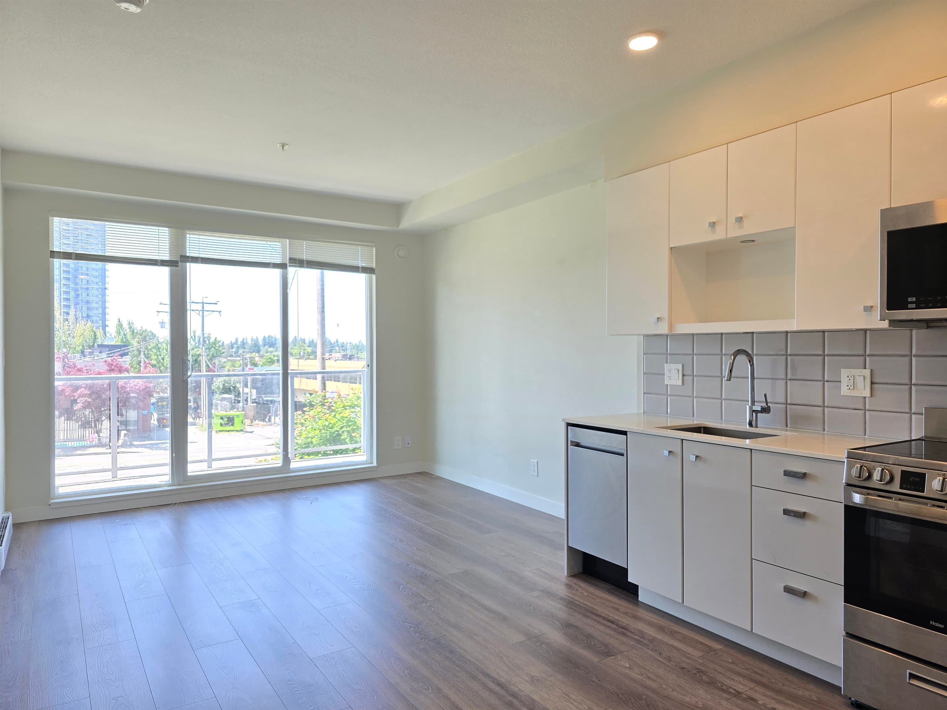 204 - 10838 Whalley Boulevard, Surrey, V3R 0G8 — photo 3