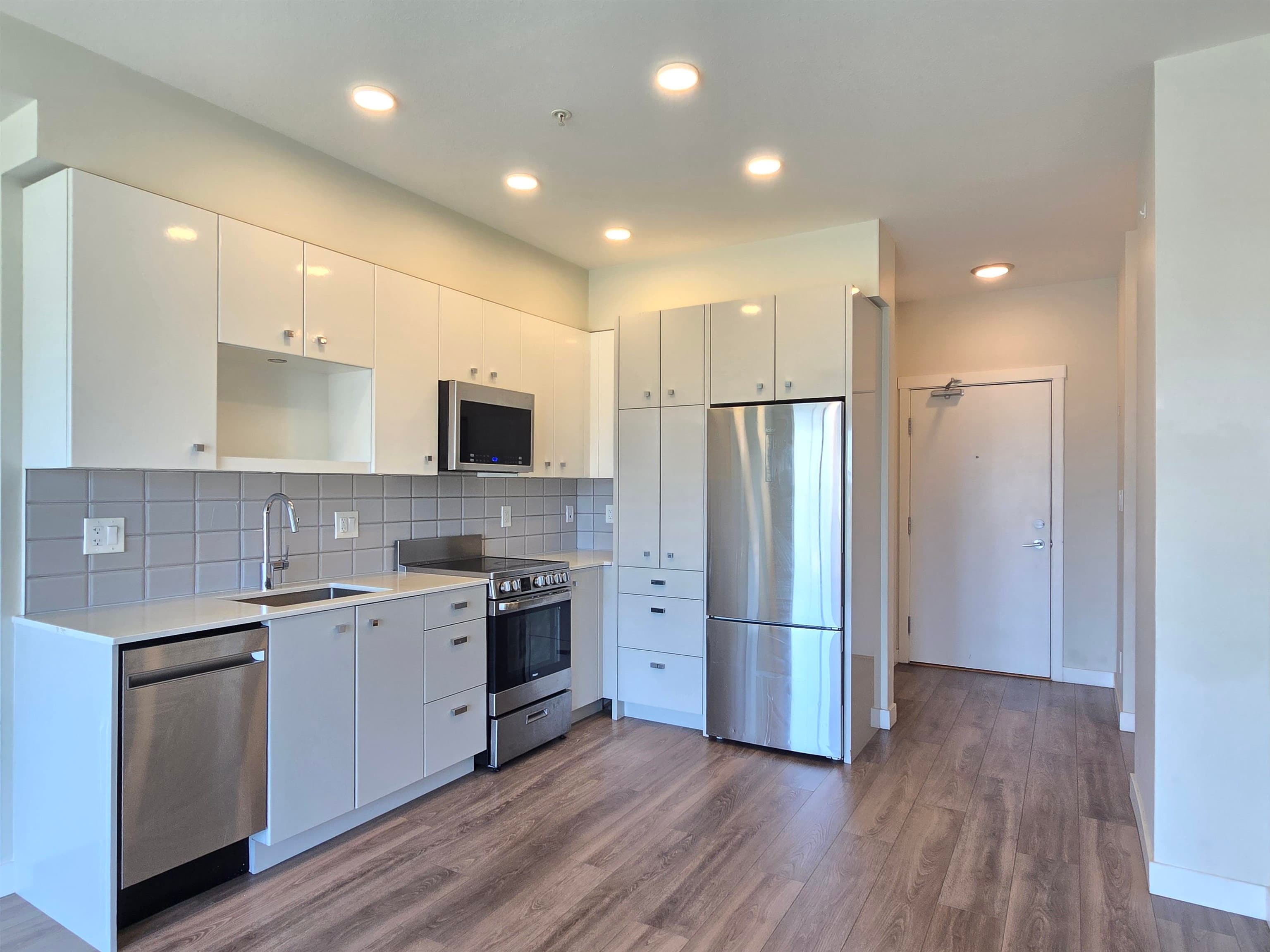 204 - 10838 Whalley Boulevard, Surrey, V3R 0G8 — photo 4