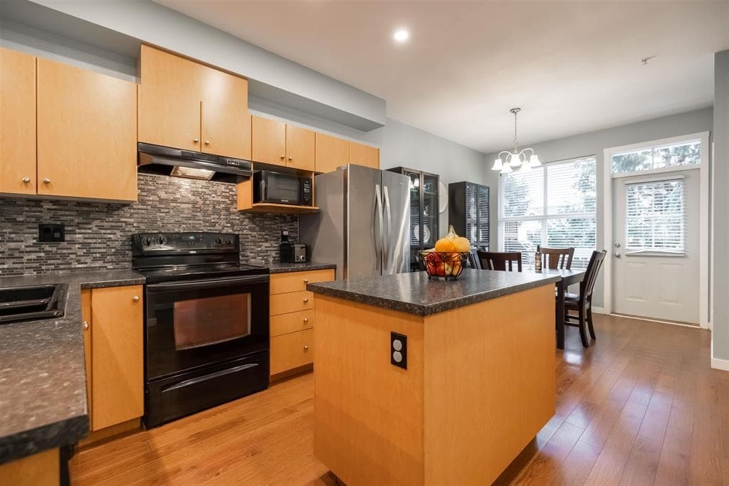 37 - 20460 66 Avenue, Langley, V2Y 3B6 — photo 2