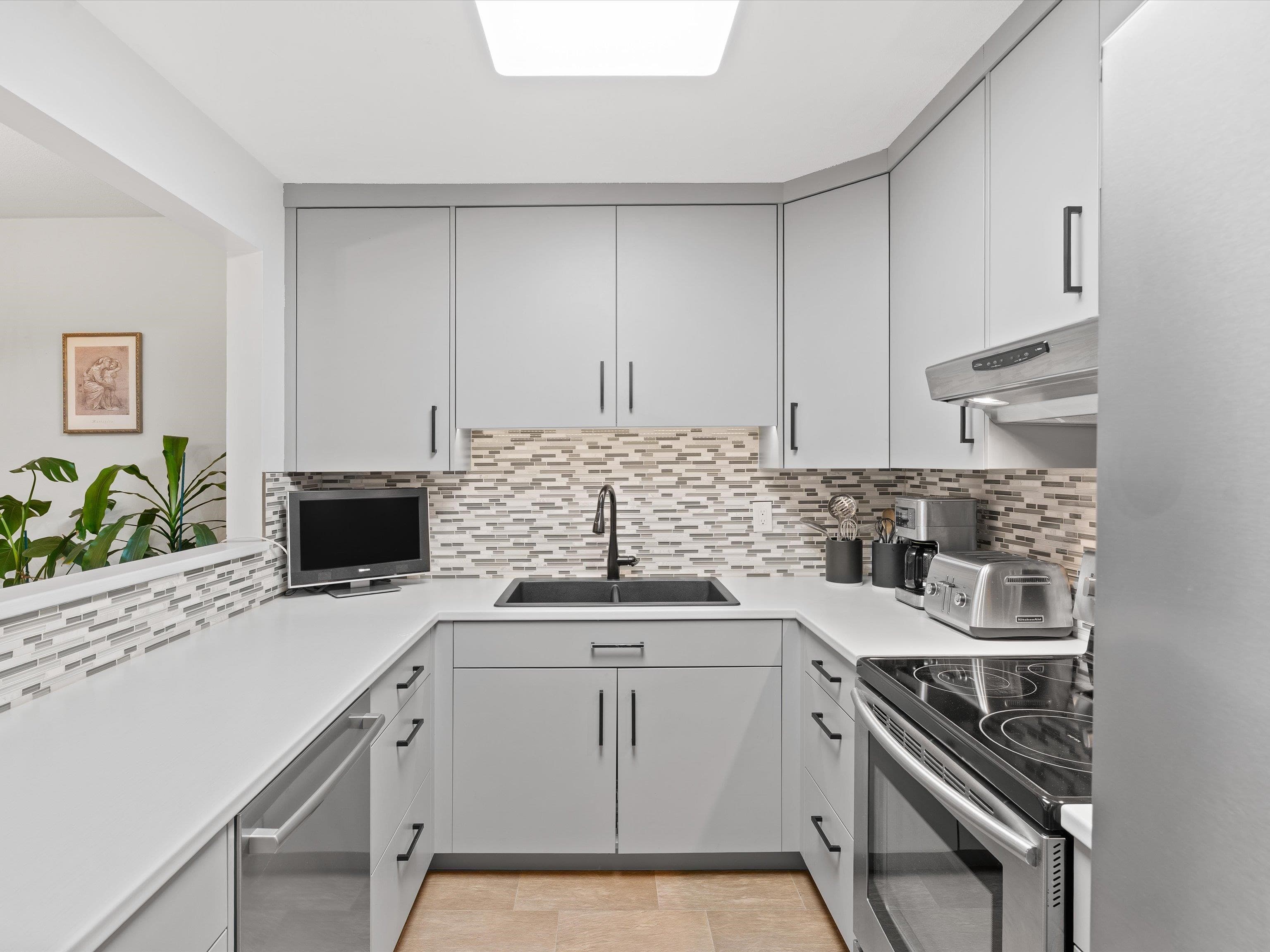 411 - 1000 Bowron Court, North Vancouver, V7H 2V9 — photo 3