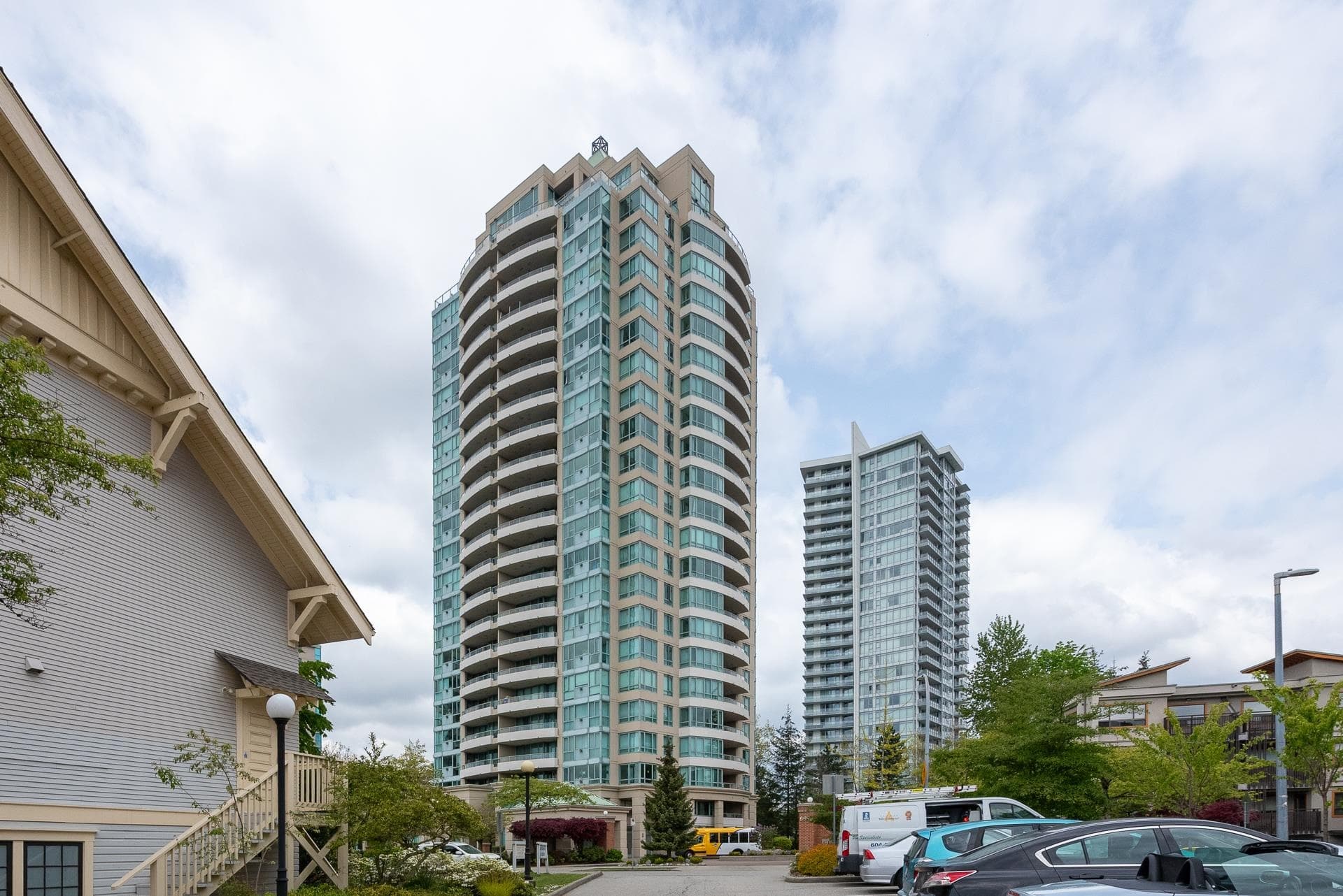 905 - 6659 Southoaks Crescent, Burnaby, V5E 4M9 — photo 1
