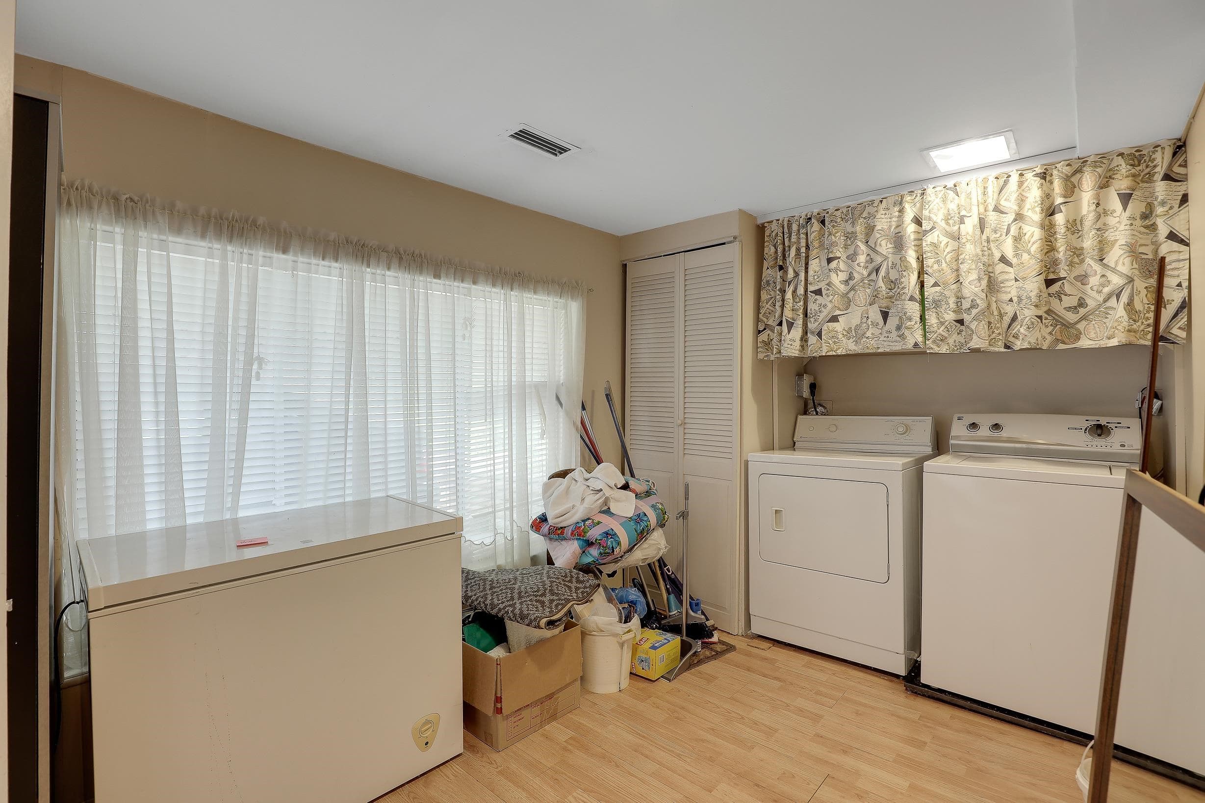6407 Lougheed Highway, Burnaby, V5B 3A1 — photo 4