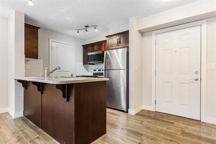 215 - 46289 Yale Road, Chilliwack, V2P 0B9 — photo 2