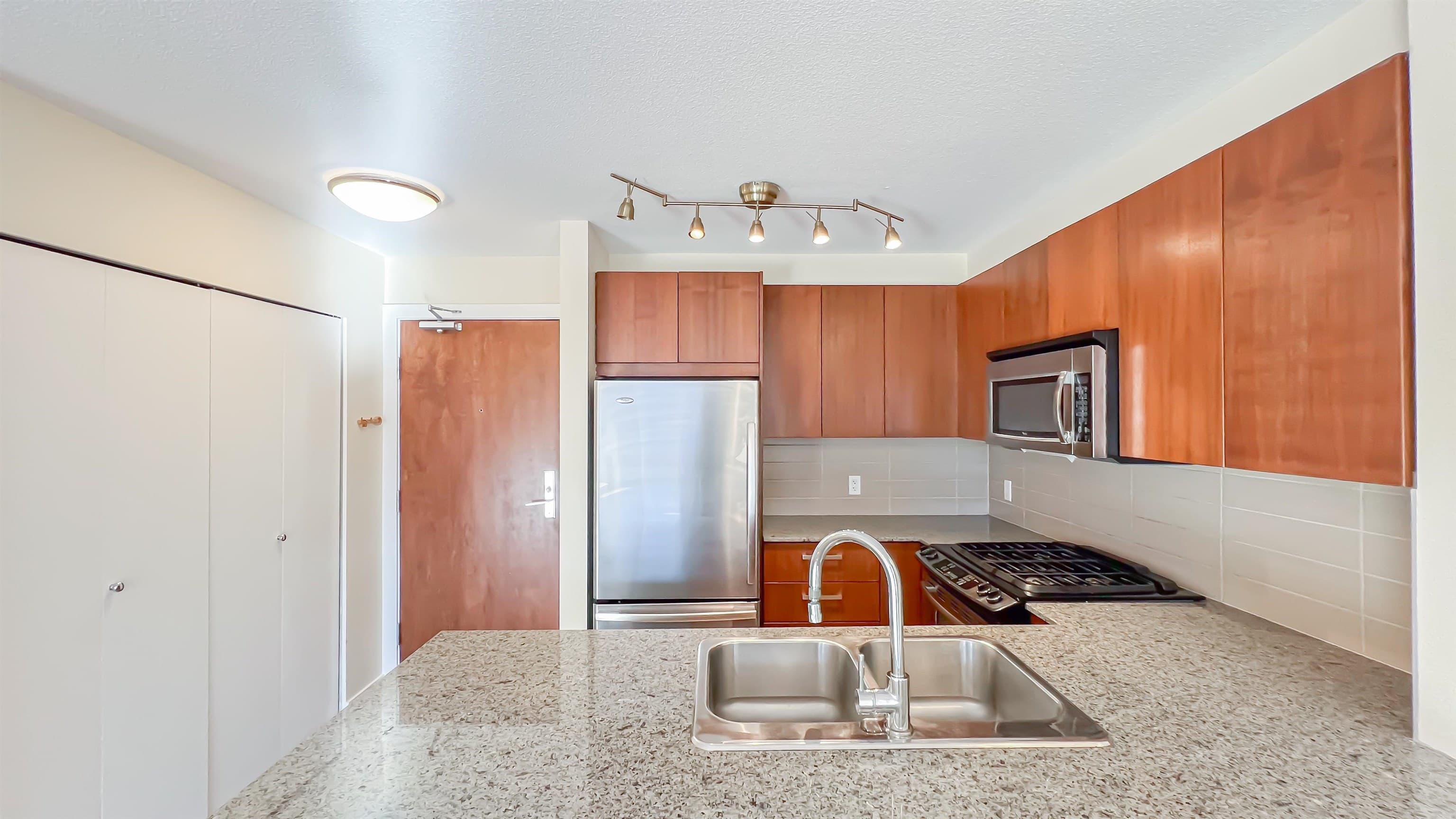 213 - 5885 Irmin Street, Burnaby, V5J 0C2 — photo 4