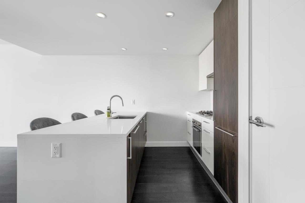 604 - 6398 Silver Avenue, Burnaby, V5H 0K7 — photo 2