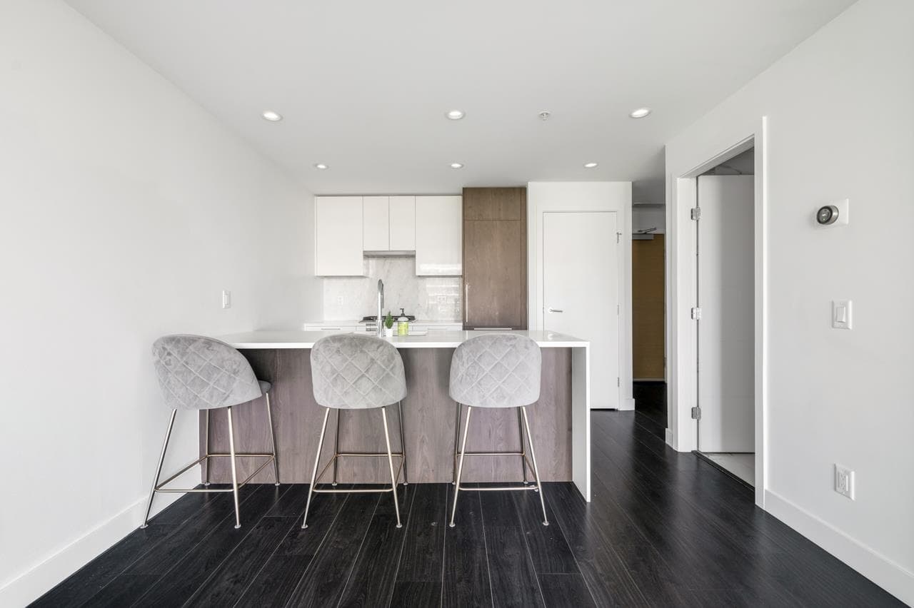 604 - 6398 Silver Avenue, Burnaby, V5H 0K7 — photo 4
