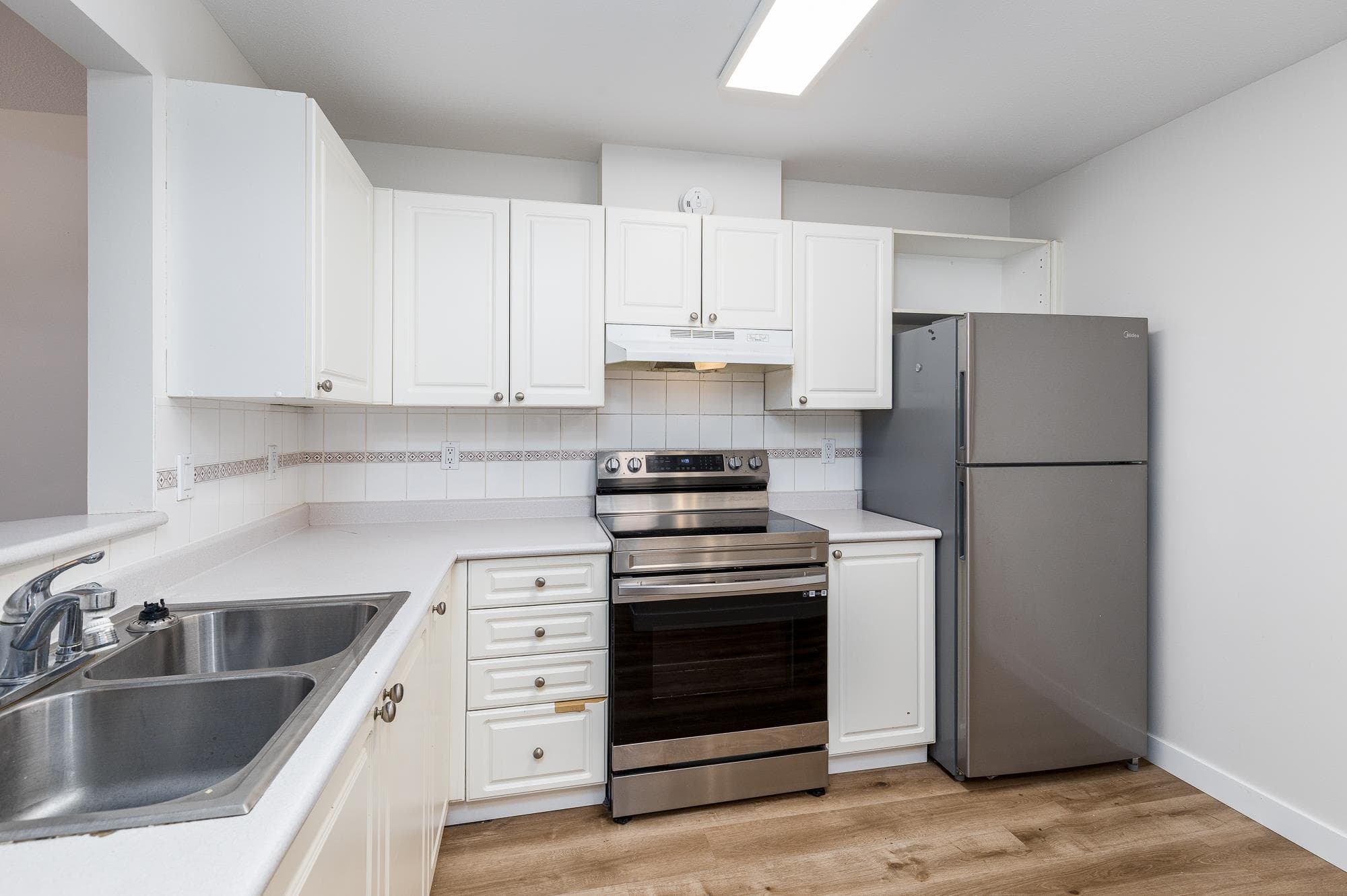201 - 15241 18 Avenue, Surrey, V4A 1W9 — photo 3