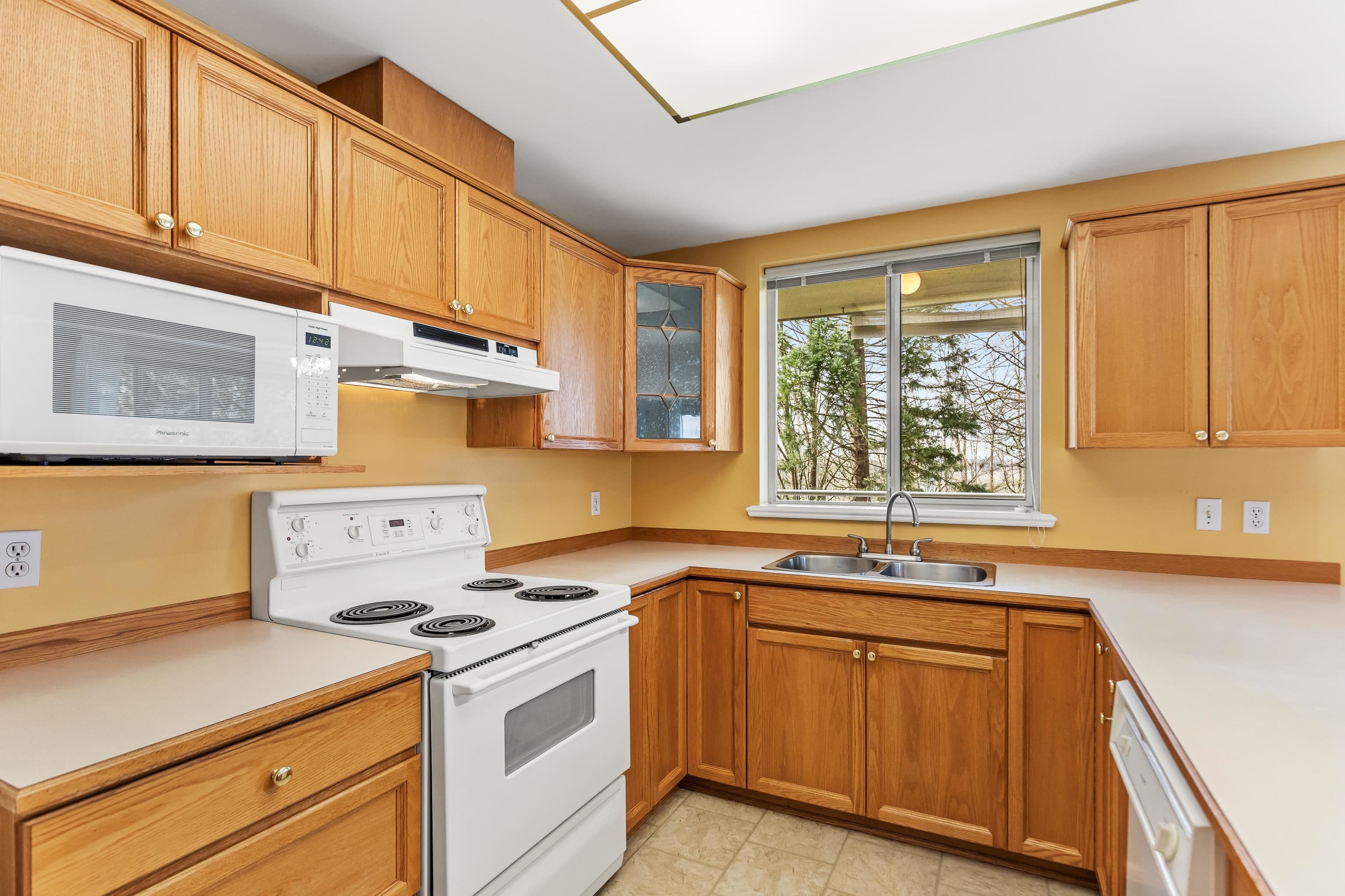205 - 11609 227 Street, Maple Ridge, V2X 2L9 — photo 2