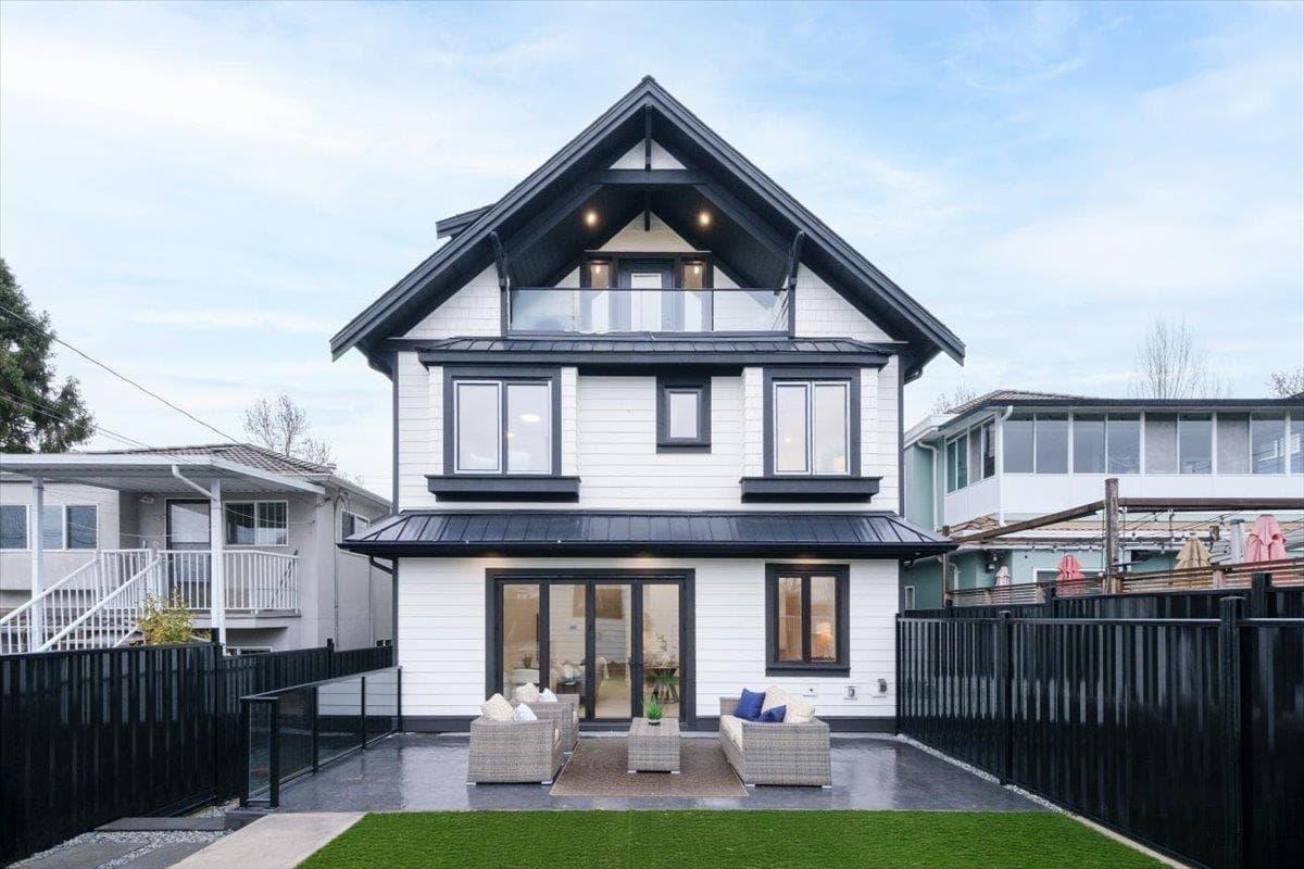 2 - 2750 E 5th Avenue, Vancouver