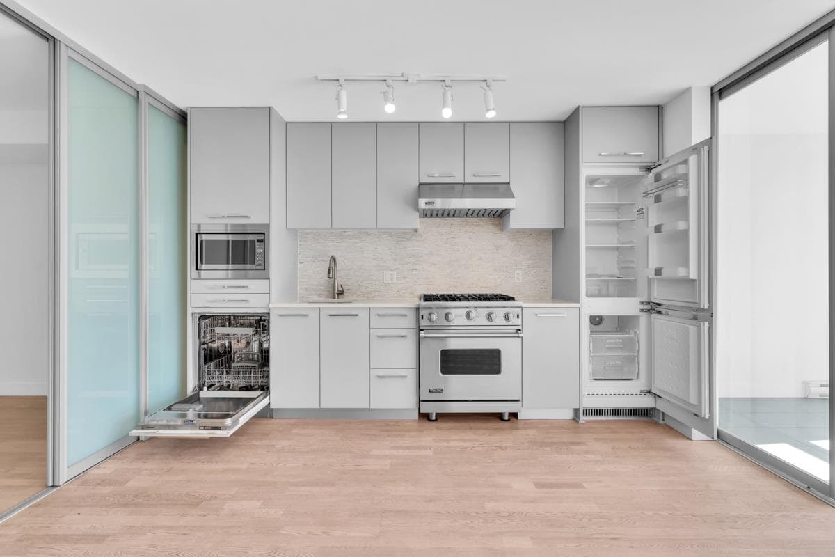 305 - 4355 W 10th Avenue, Vancouver, V6R 2H6 — photo 2