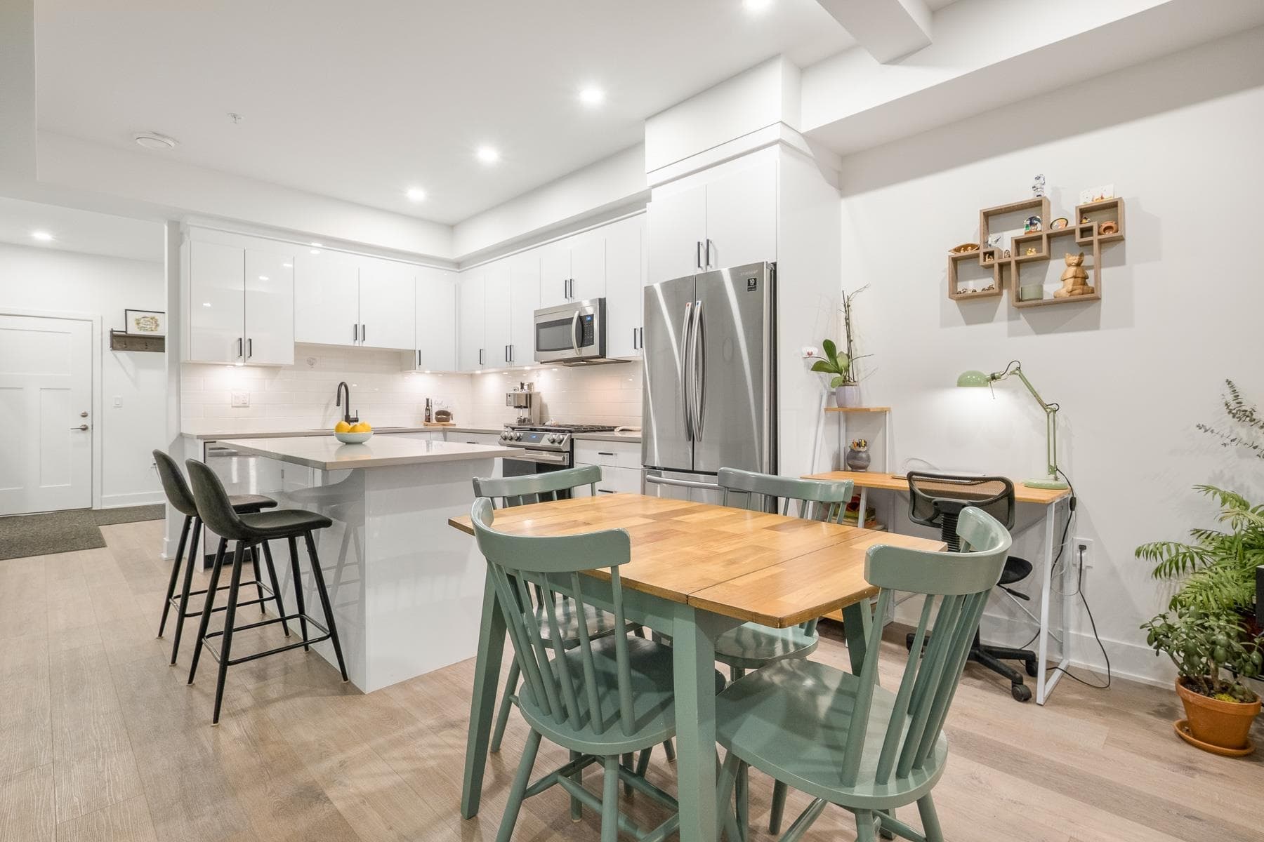 203 - 37808 Third Avenue, Squamish, V8B 1B9 — photo 2