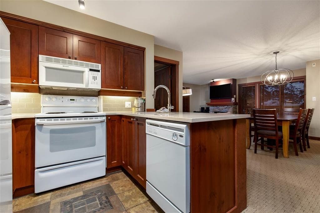 215 G3 - 4653 Blackcomb Way, Whistler, V8E 0Y9 — photo 5