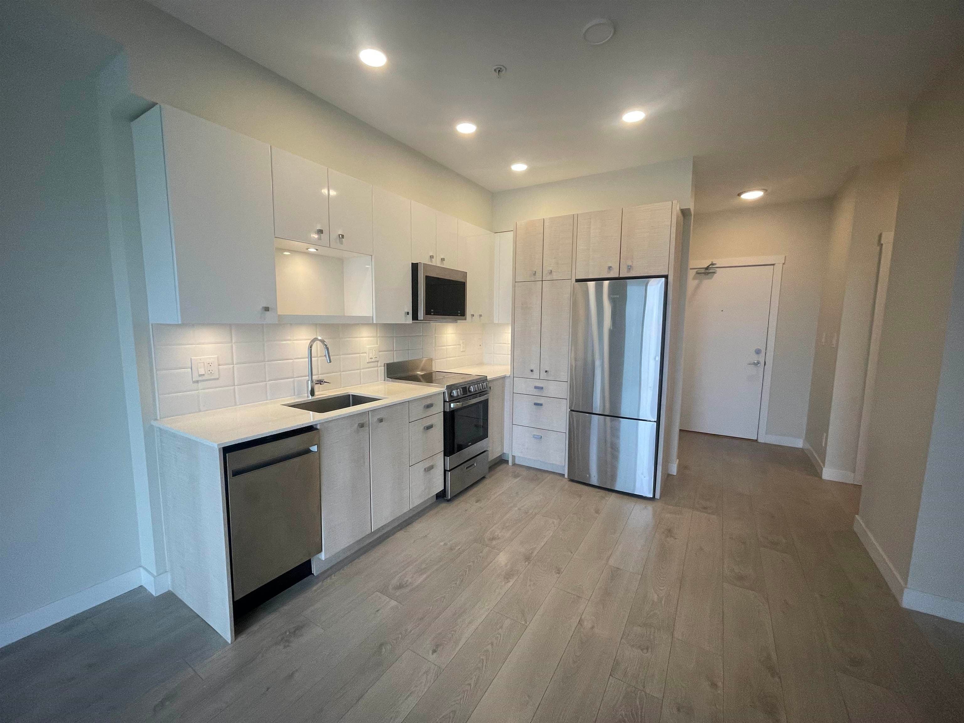 207 - 10838 Whalley Boulevard, Surrey, V3R 0G8 — photo 2