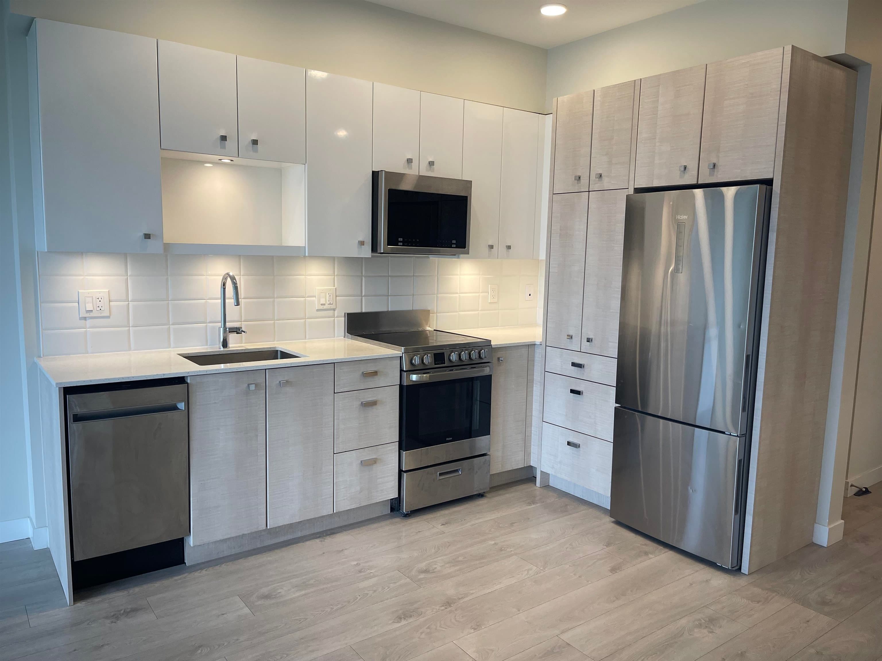 207 - 10838 Whalley Boulevard, Surrey, V3R 0G8 — photo 3