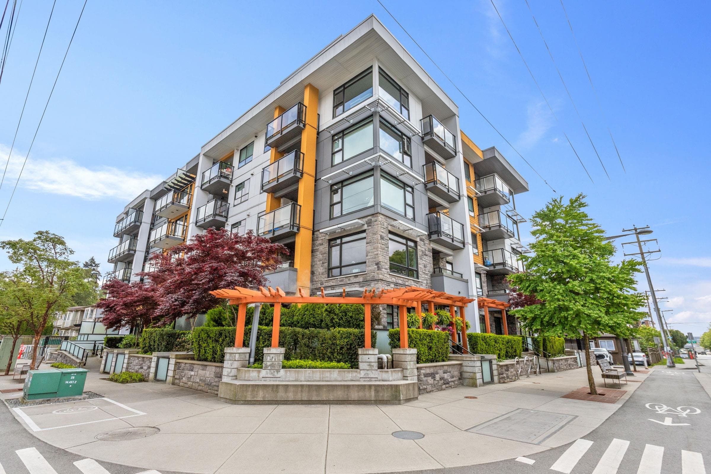 208 - 1519 Crown Street, North Vancouver, V7J 1G6 — photo 1