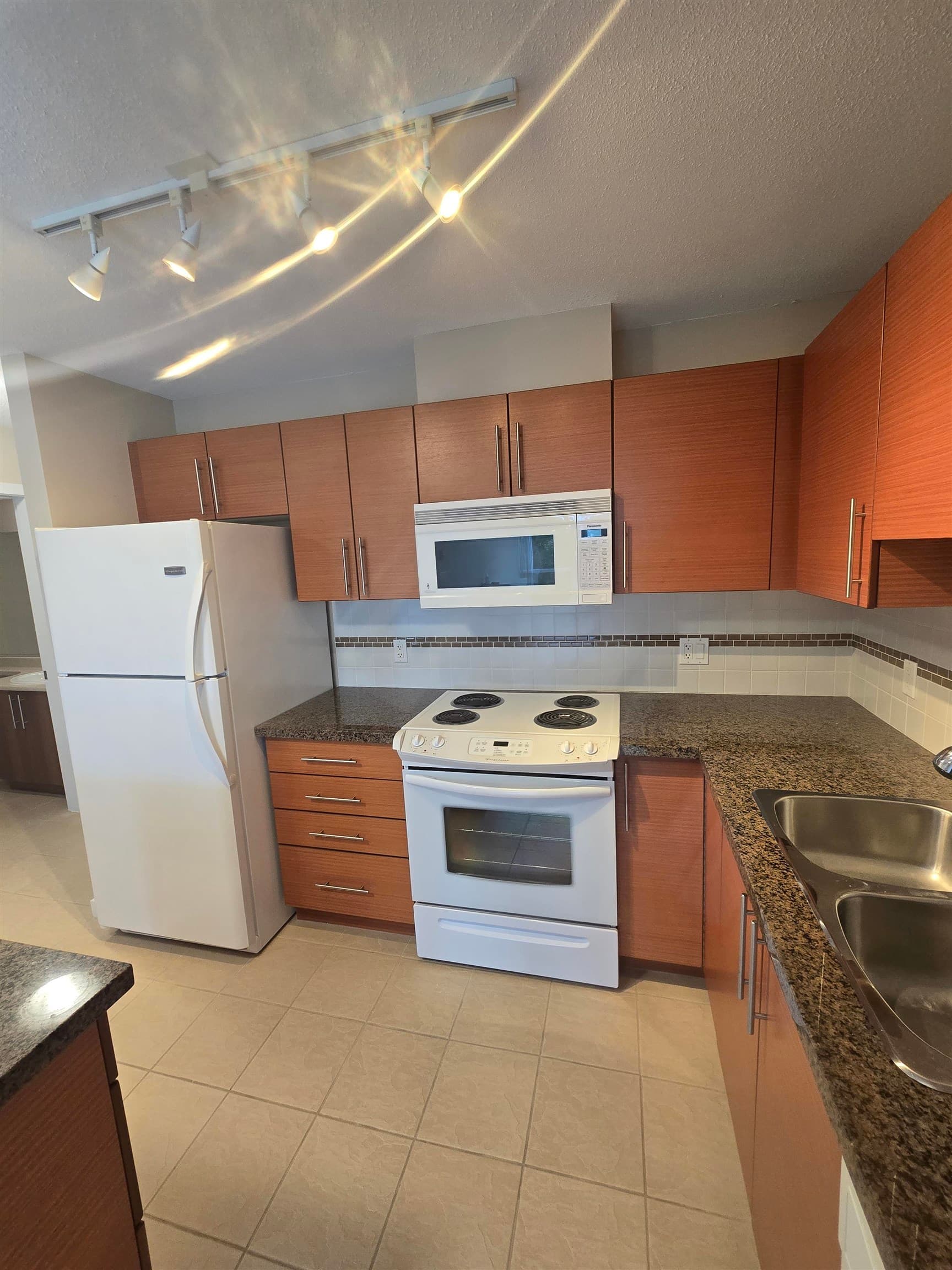 902 - 5611 Goring Street, Burnaby, V5B 0A3 — photo 3