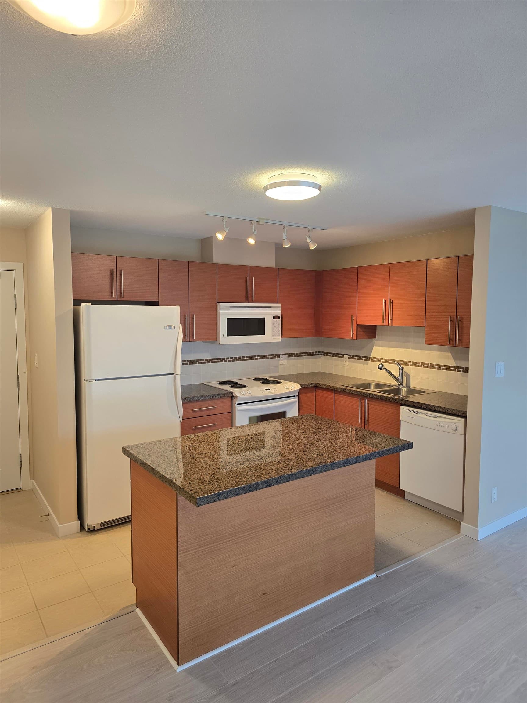 902 - 5611 Goring Street, Burnaby, V5B 0A3 — photo 1
