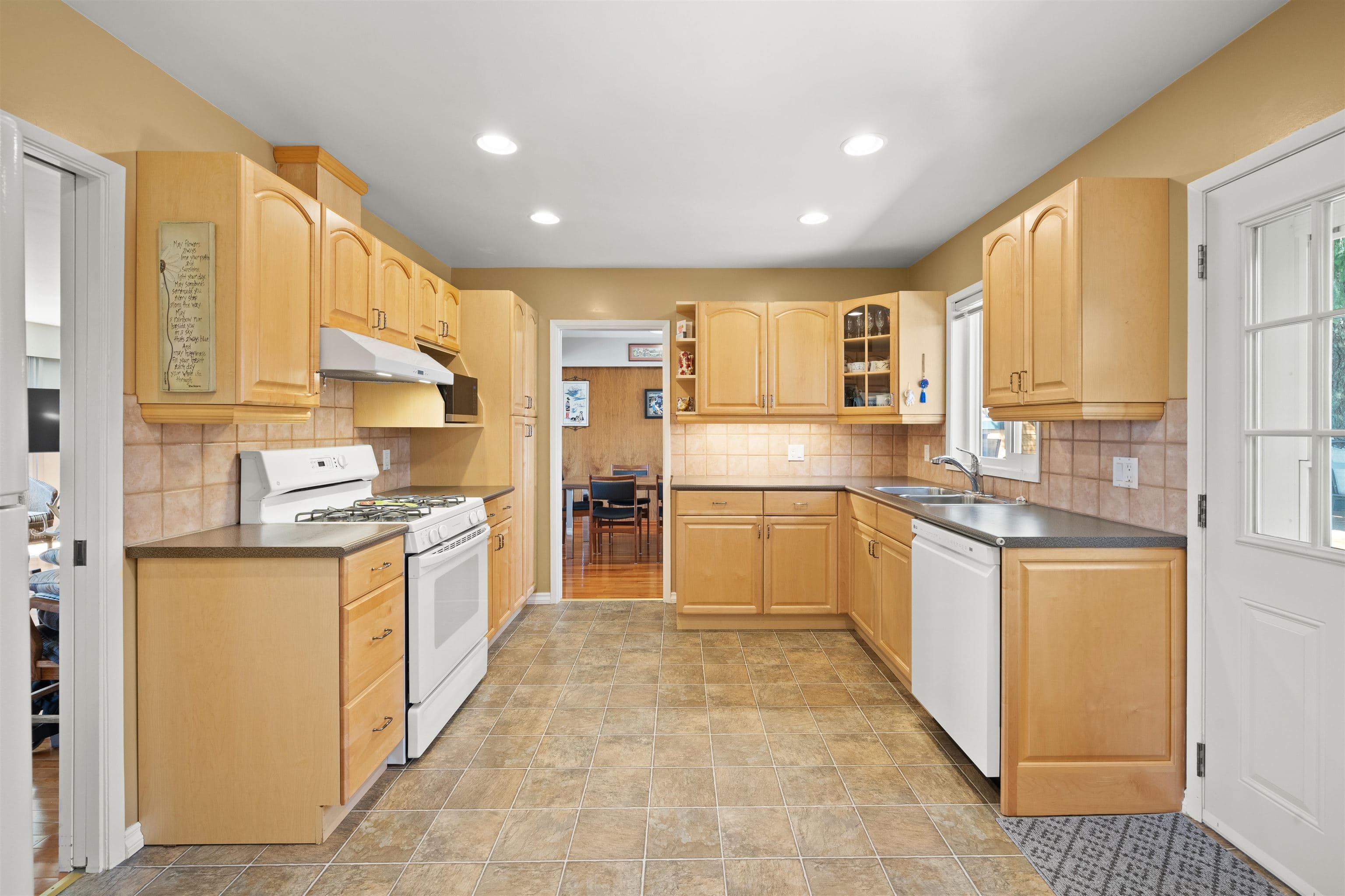 83 Mott Crescent, New Westminster, V3L 4L8 — photo 4