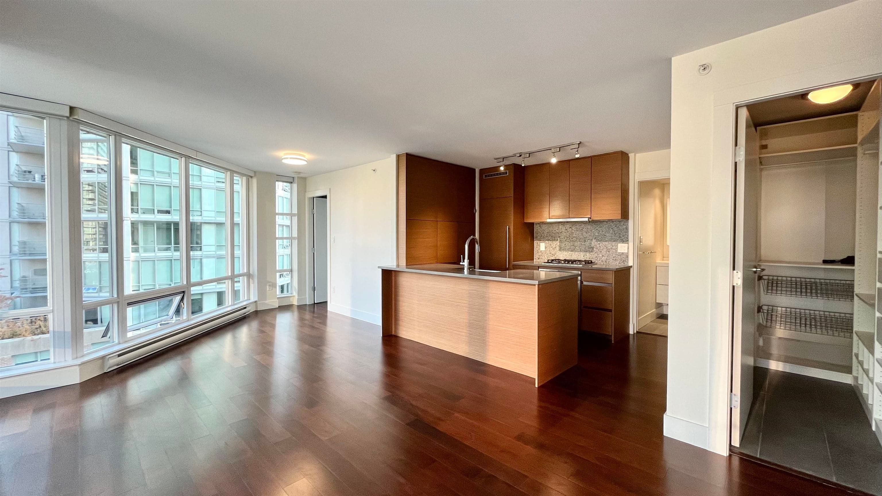1107 - 565 Smithe Street, Vancouver, V6B 0E4 — photo 2