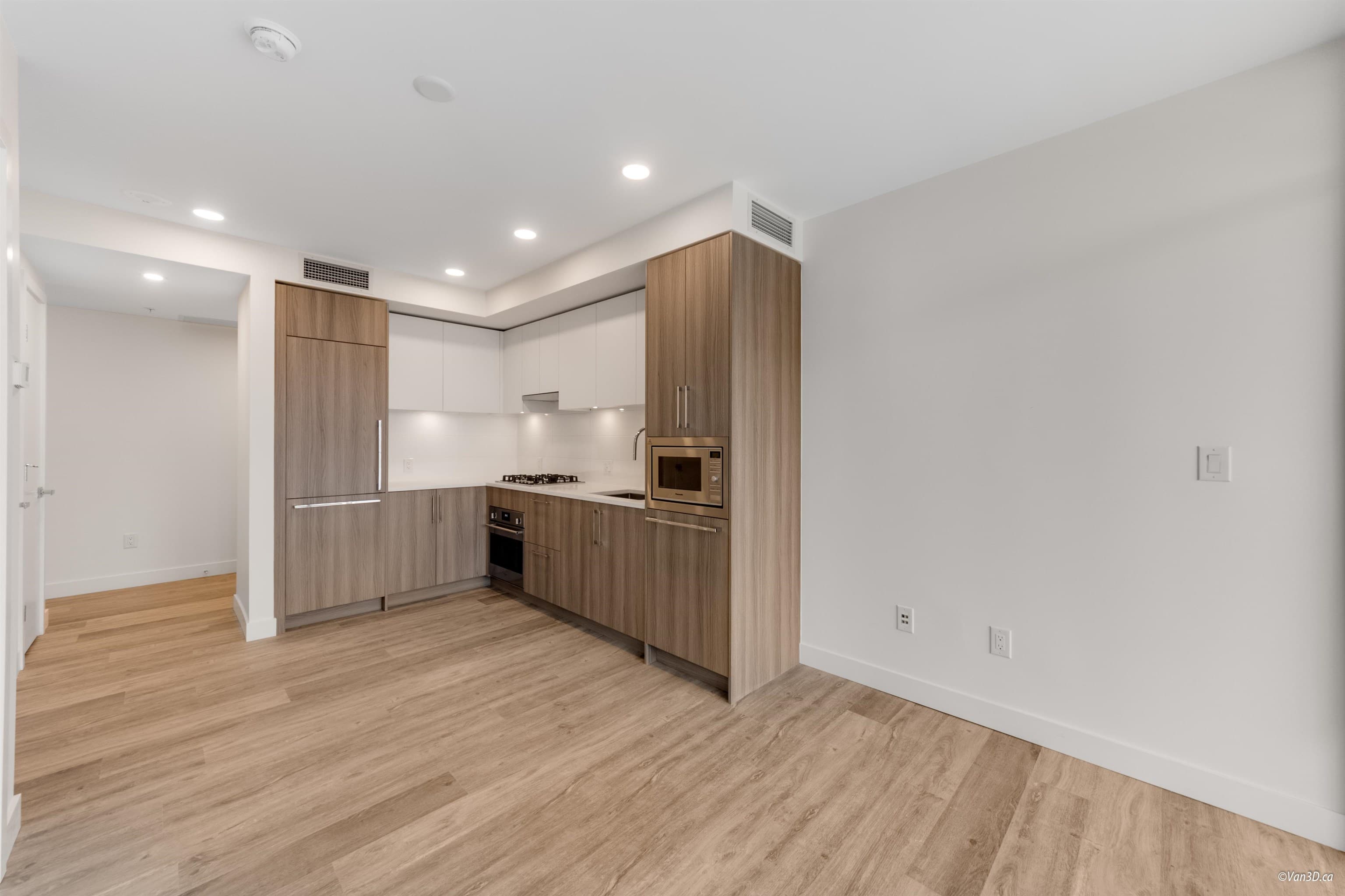12XX - 9675 King George Boulevard, Surrey, V3T 2V3 — photo 4