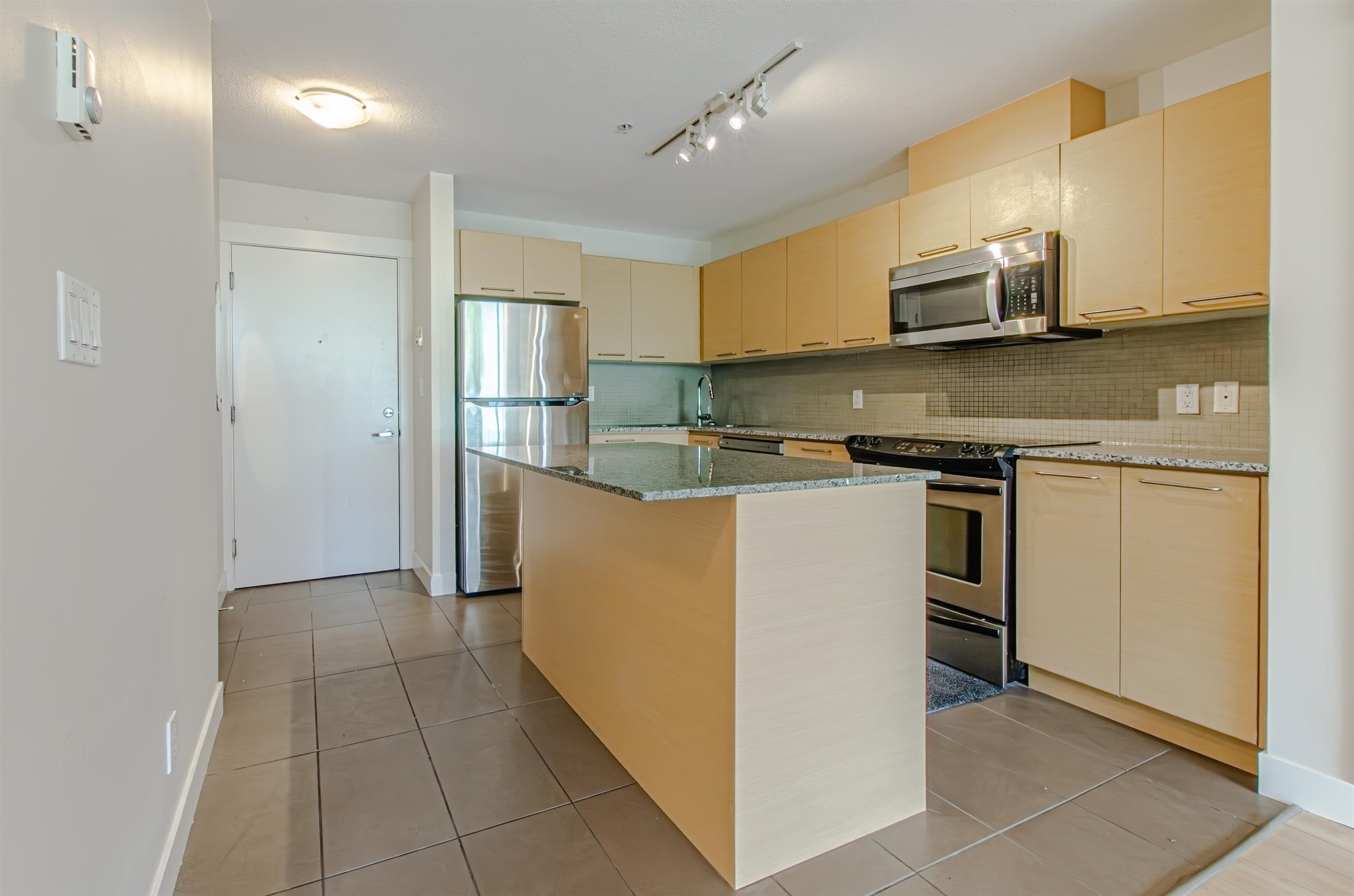 209 - 10822 City Parkway, Surrey, V3T 0C2 — photo 3