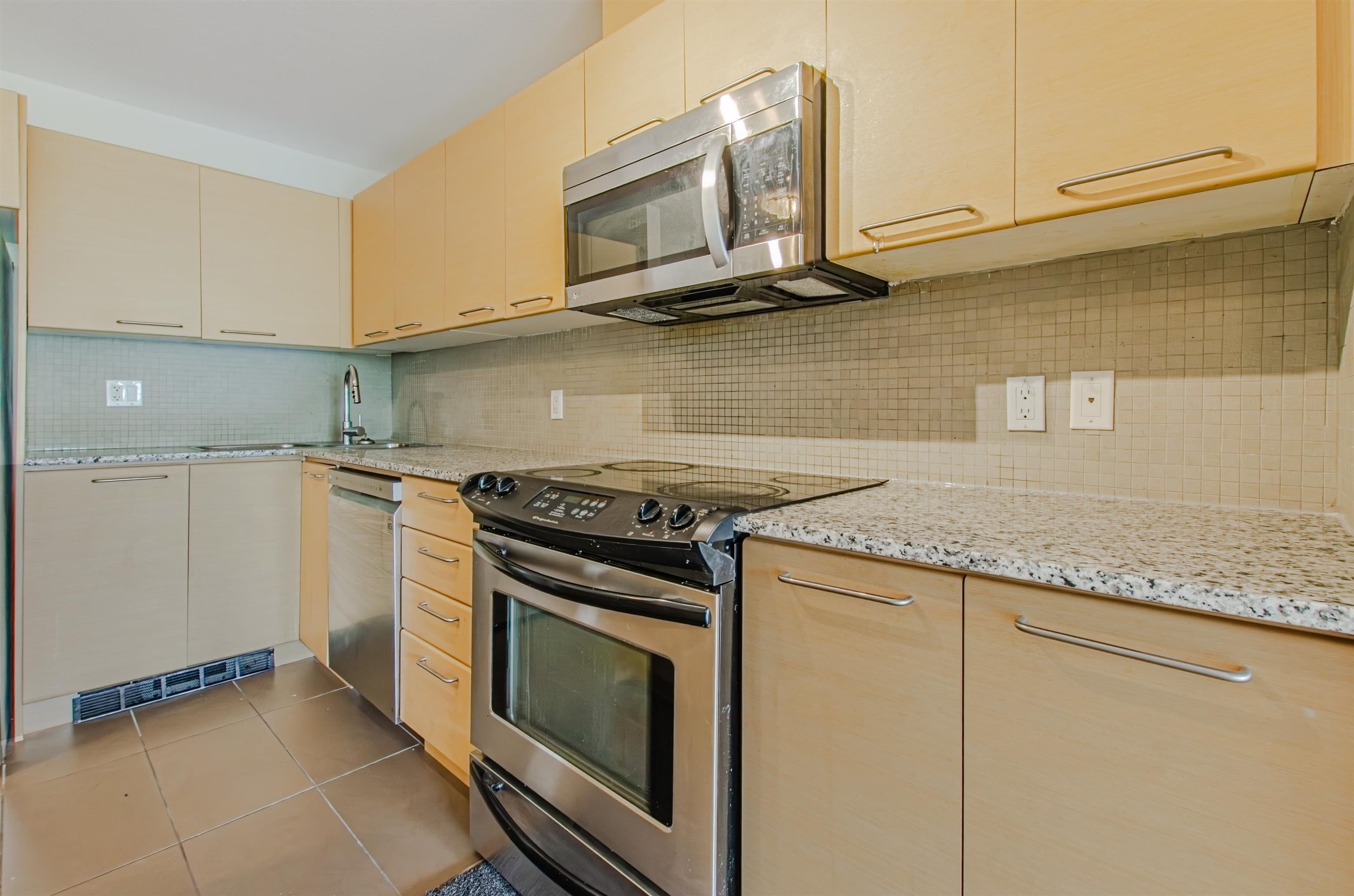 209 - 10822 City Parkway, Surrey, V3T 0C2 — photo 4