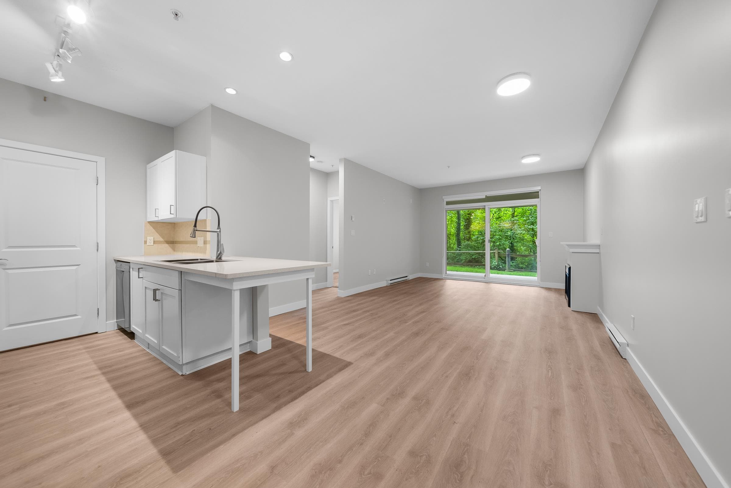 103 - 33318 E Bourquin Crescent, Abbotsford, V2S 0A6 — photo 1