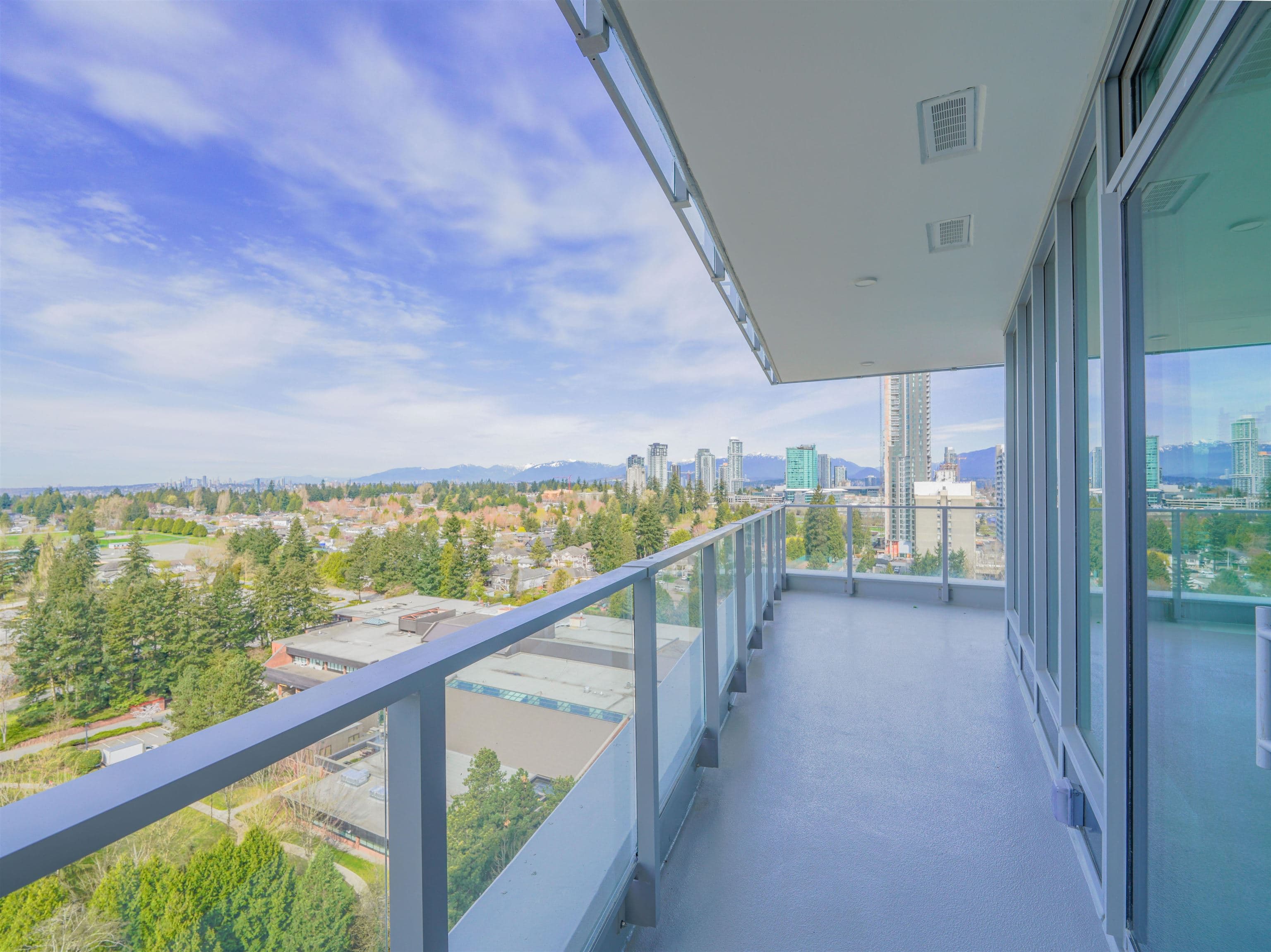 1904 - 9675 King George Boulevard, Surrey, V3T 2V3 — photo 3