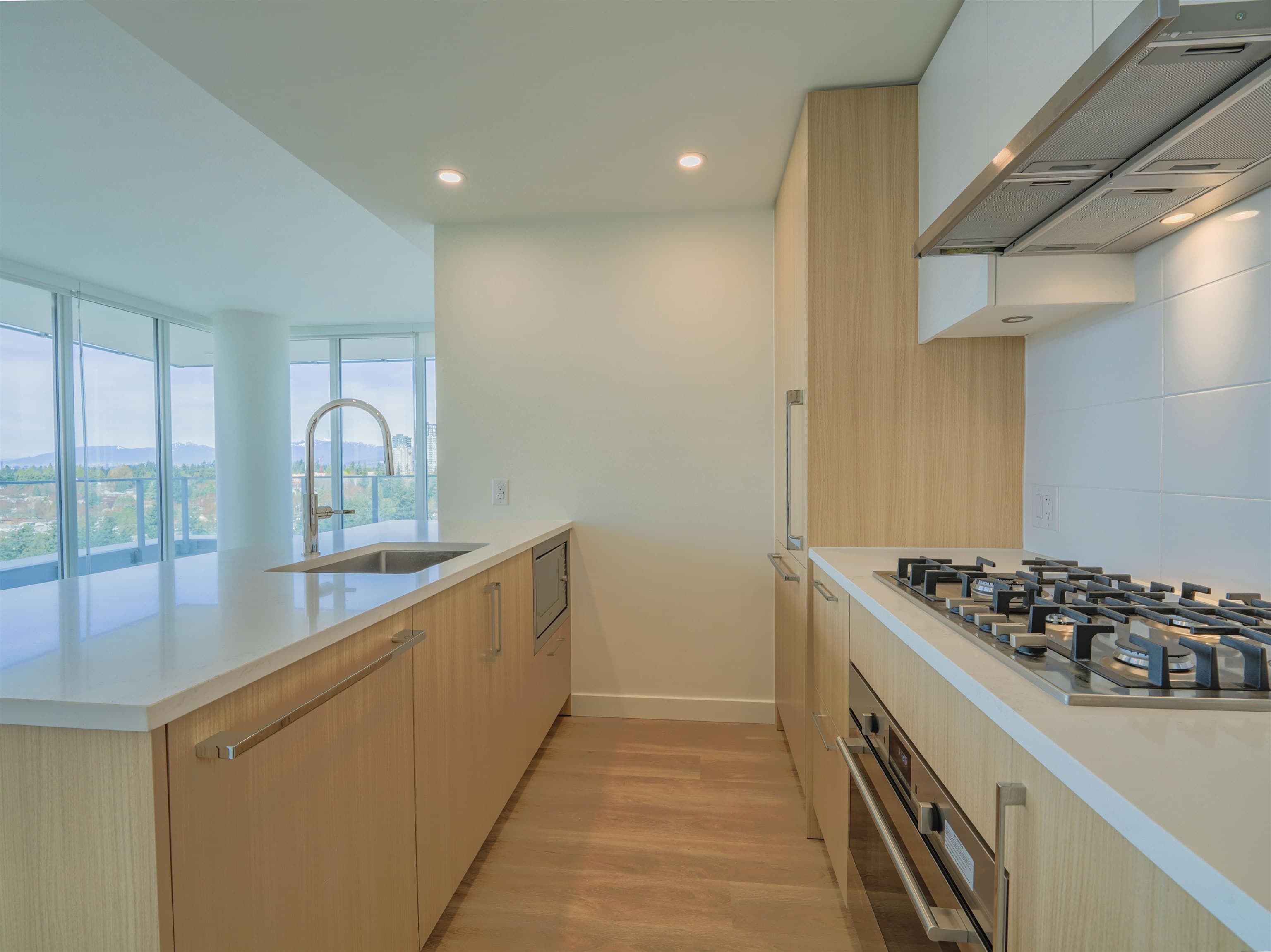 1904 - 9675 King George Boulevard, Surrey, V3T 2V3 — photo 4