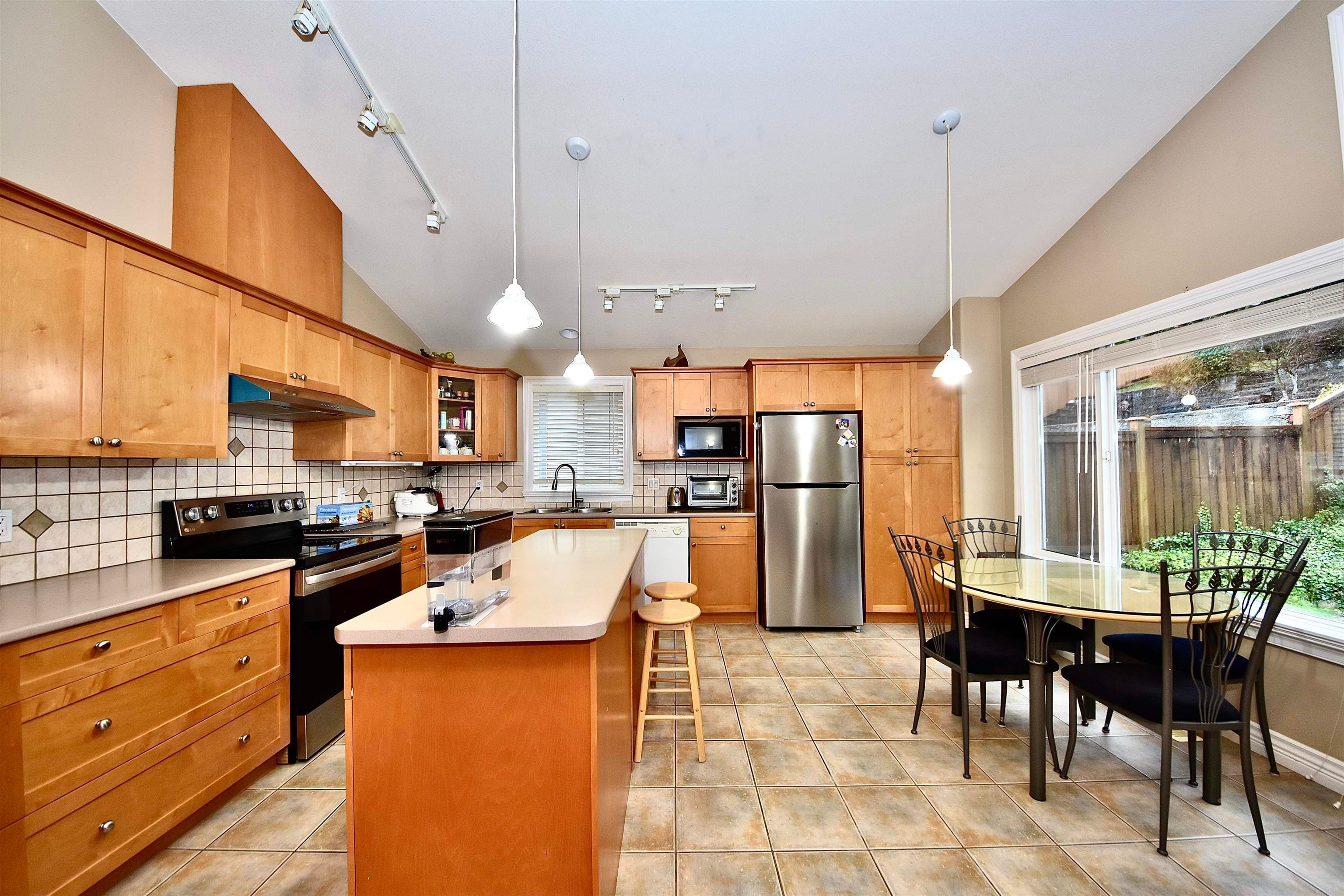 3035 Maplewood Court, Coquitlam, V3E 3P3 — photo 5