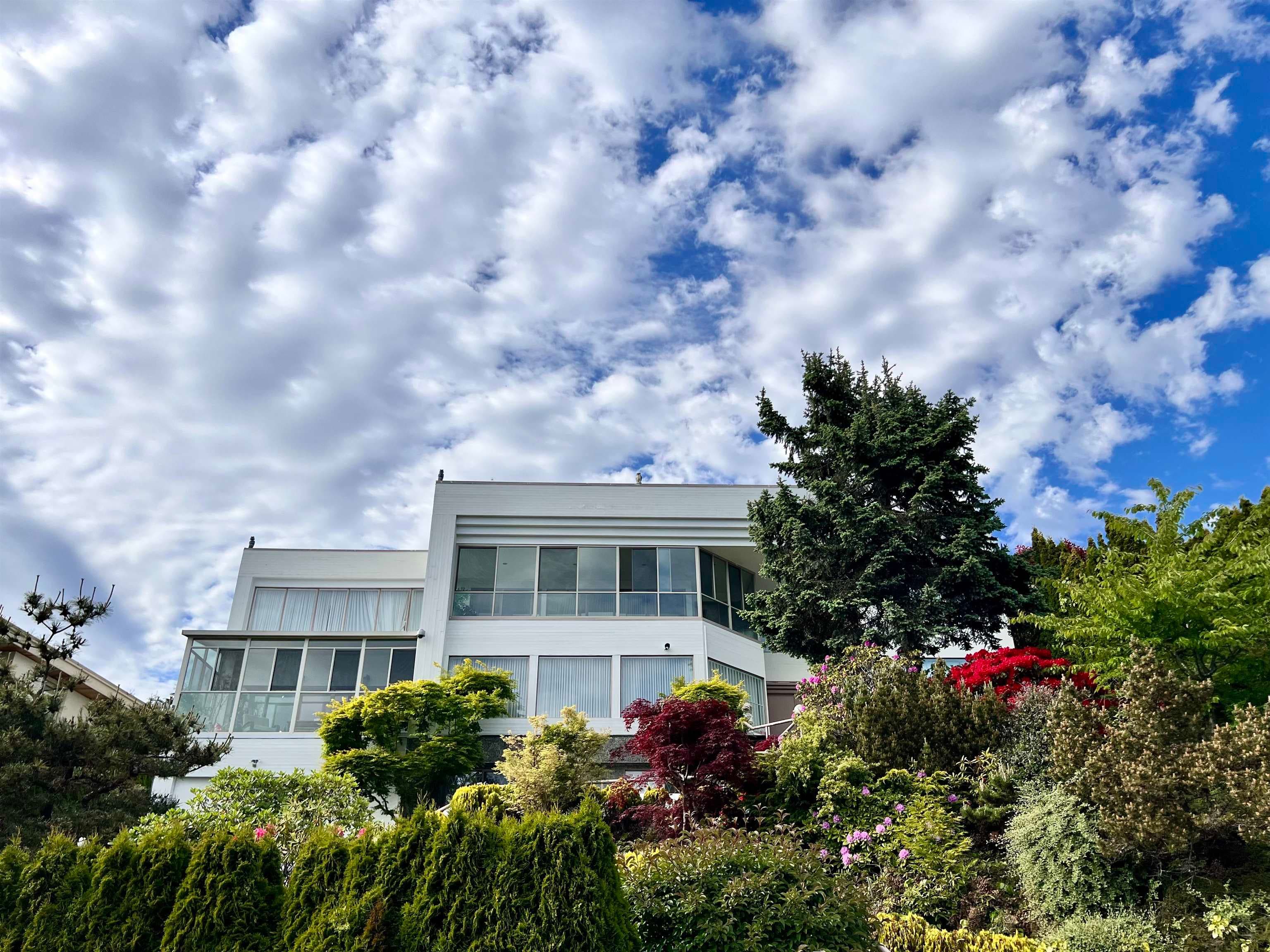 2555 Westhill Drive, West Vancouver, V7S 3B7 — photo 2