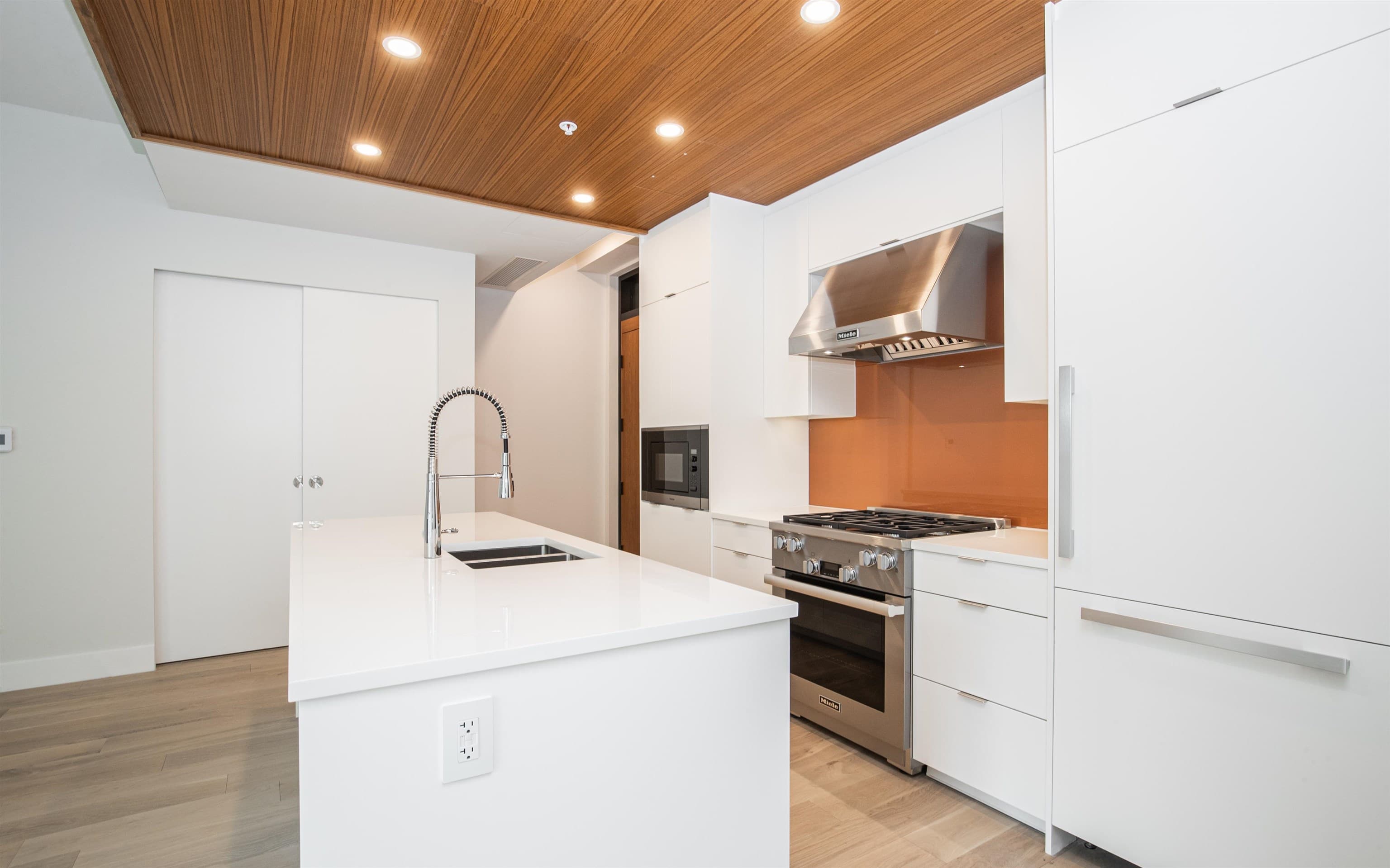 402 - 6699 Nelson Avenue, West Vancouver, V7W 2B2 — photo 2