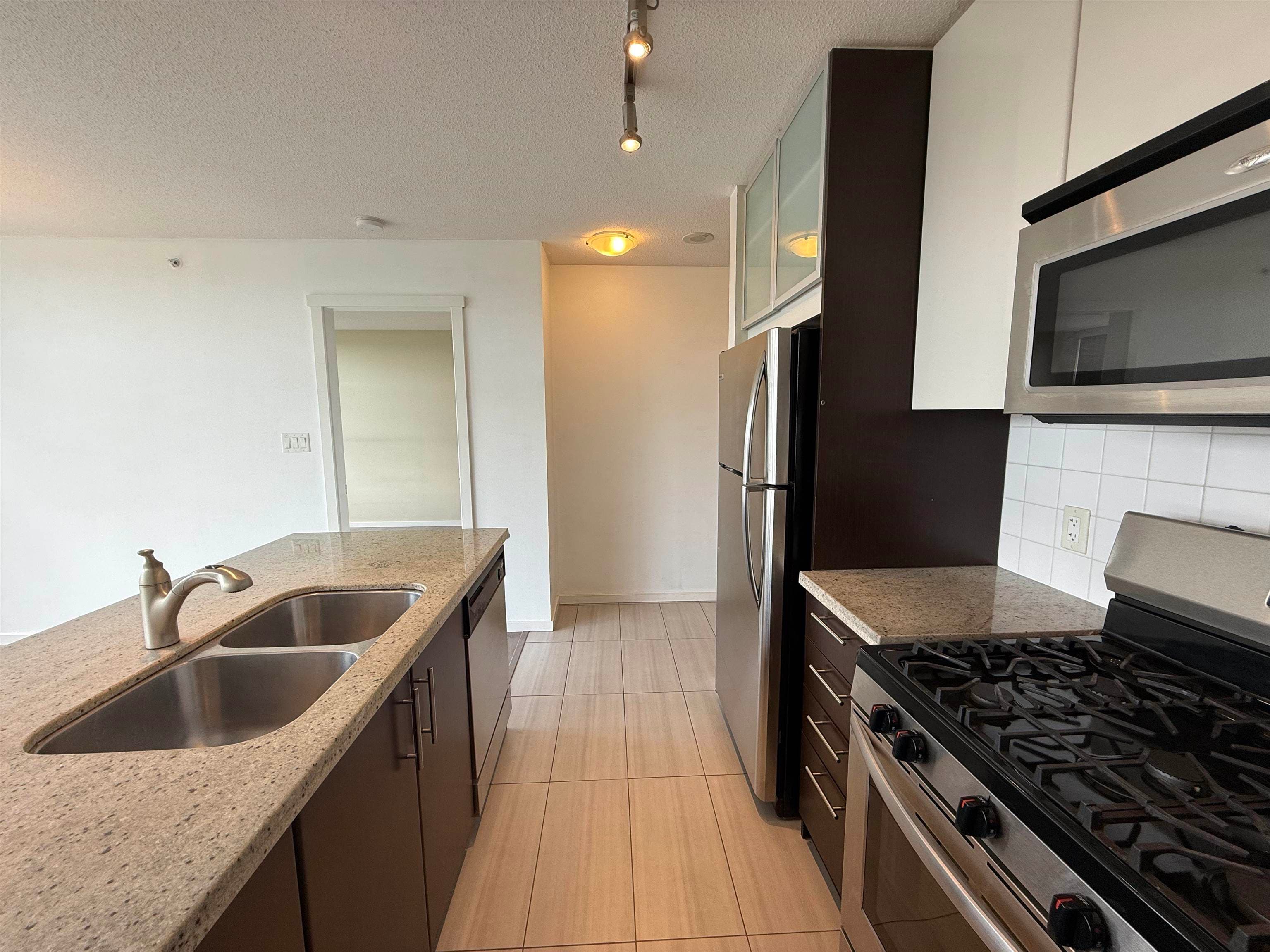 506 - 2289 Yukon Crescent, Burnaby, V5C 0B2 — photo 4