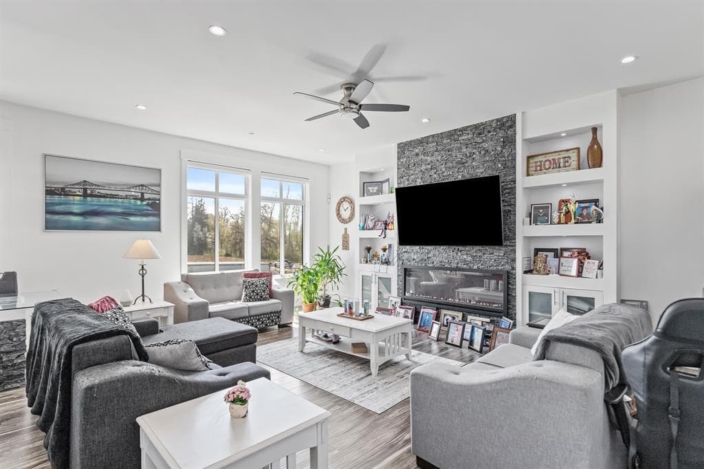 24531 Dewdney Trunk Road, Maple Ridge, V4R 1W9 — photo 2