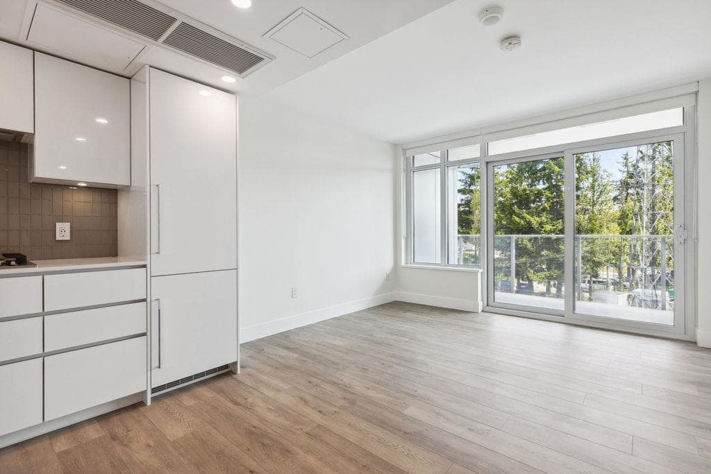401 - 10428 Whalley Boulevard, Surrey, V3T 0W2 — photo 3