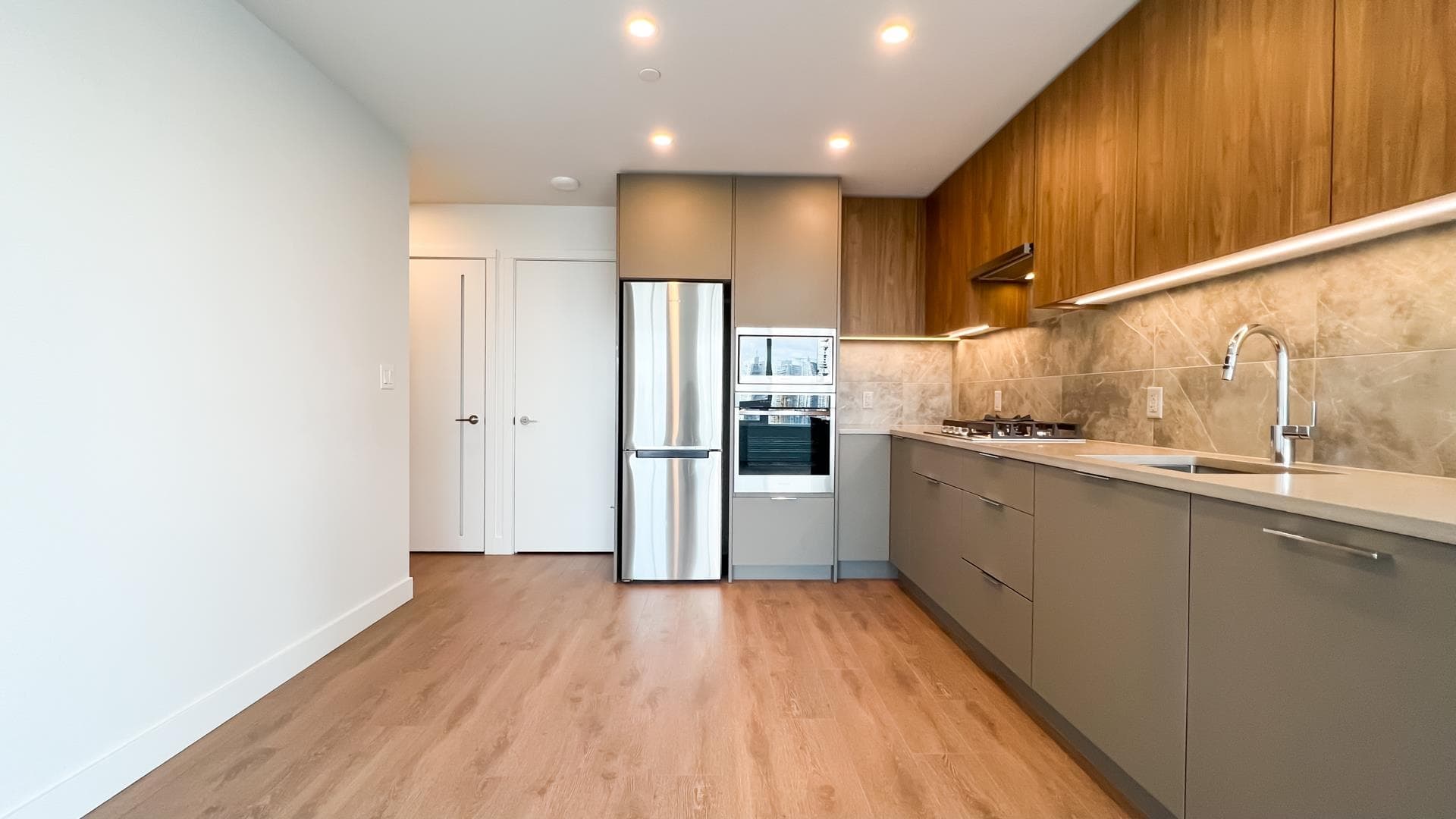 1602 - 13359 Old Yale Road, Surrey, V3T 0S4 — photo 3