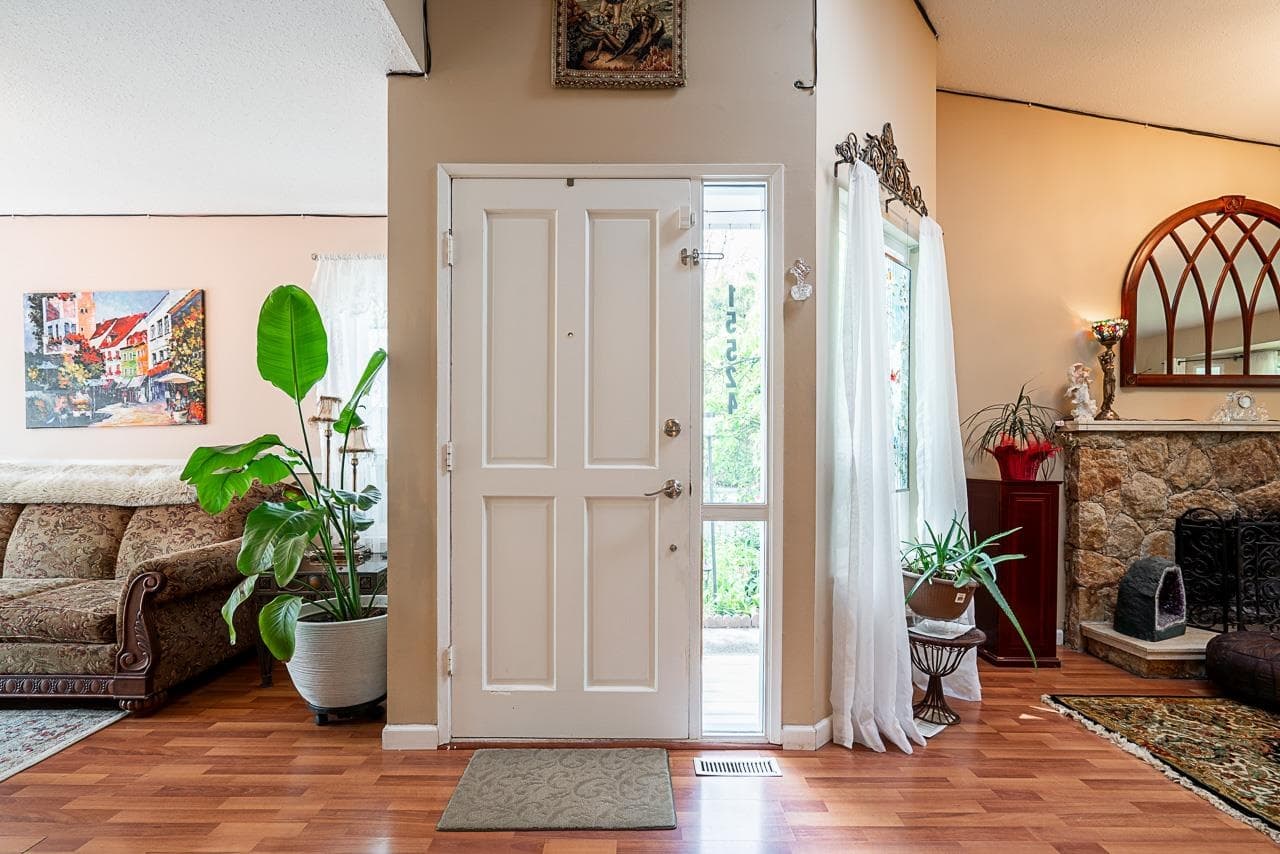15524 96b Avenue, Surrey, V3R 7N7 — photo 3