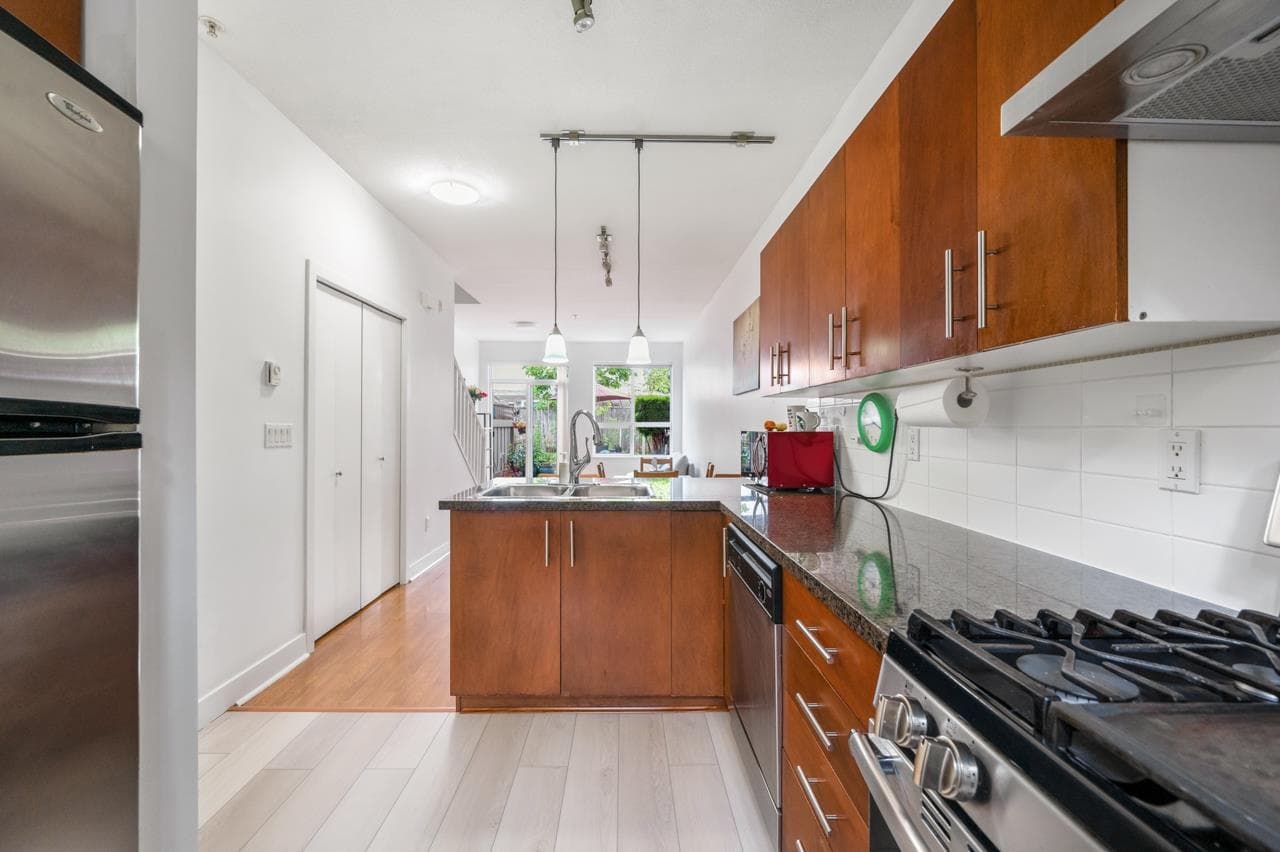 33 - 15353 100 Avenue, Surrey, V3R 3S6 — photo 4