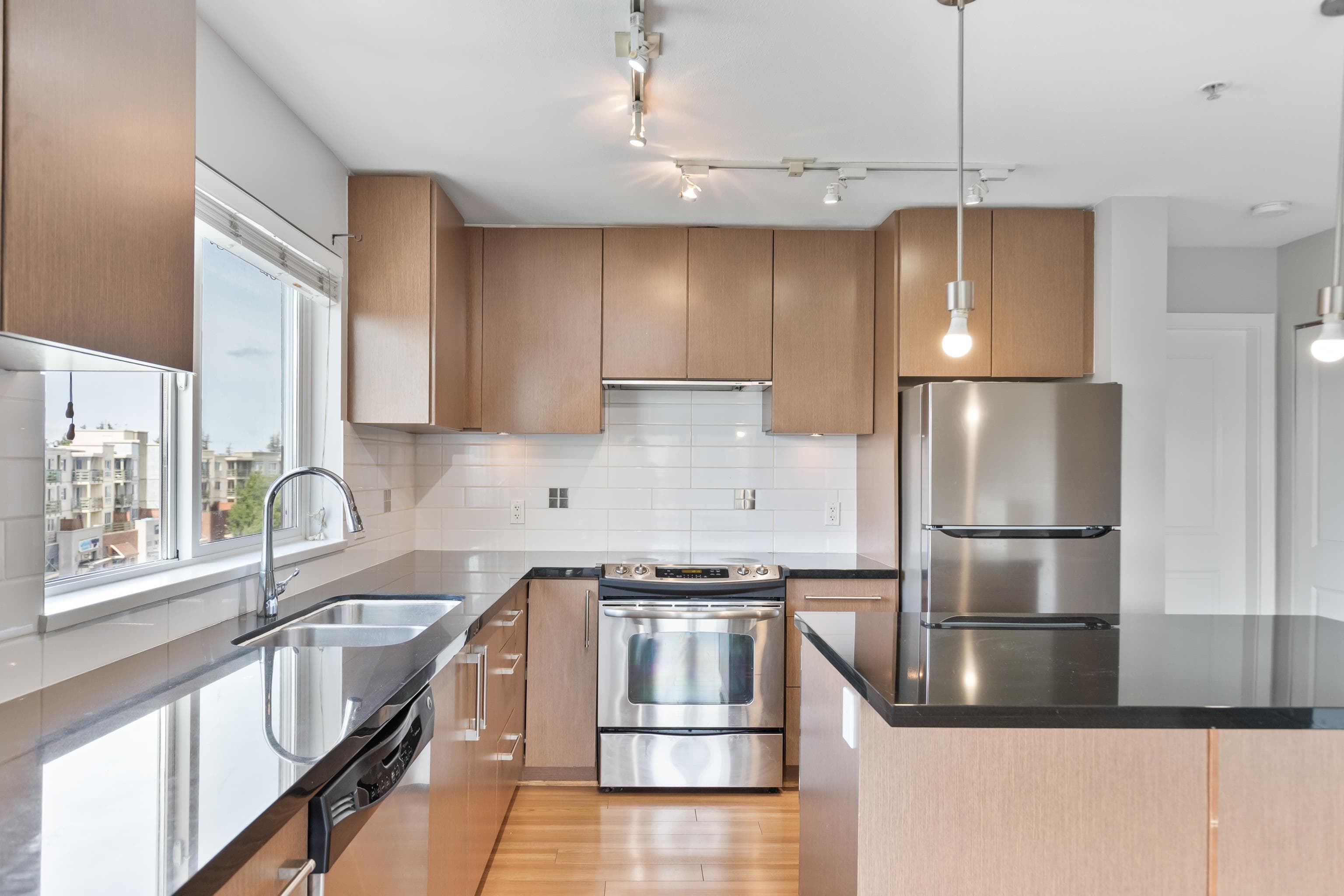 401 - 15775 Croydon Drive, Surrey, V3S 2L5 — photo 3