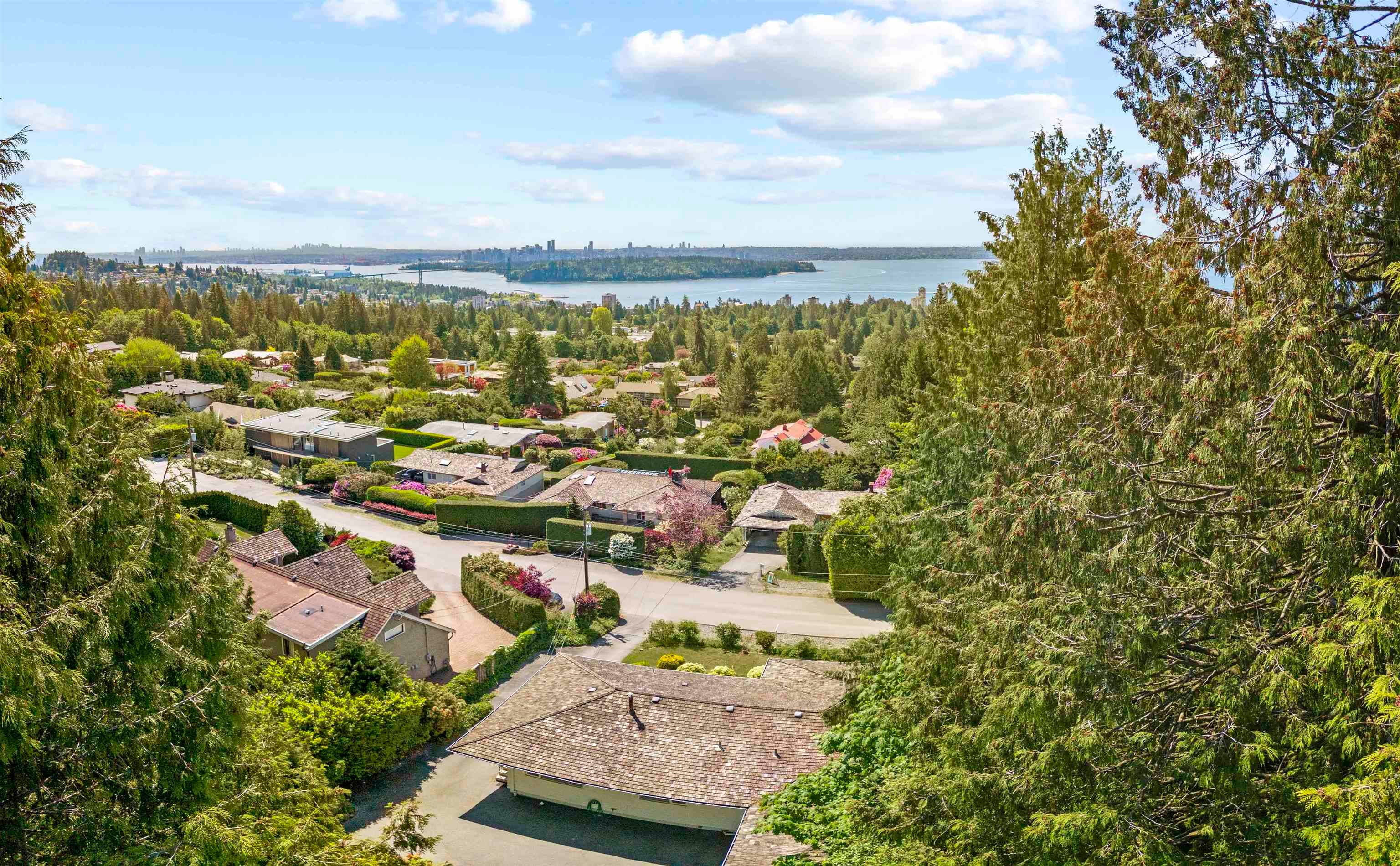 1895 Rosebery Avenue, West Vancouver, V7V 2Z5 — photo 2