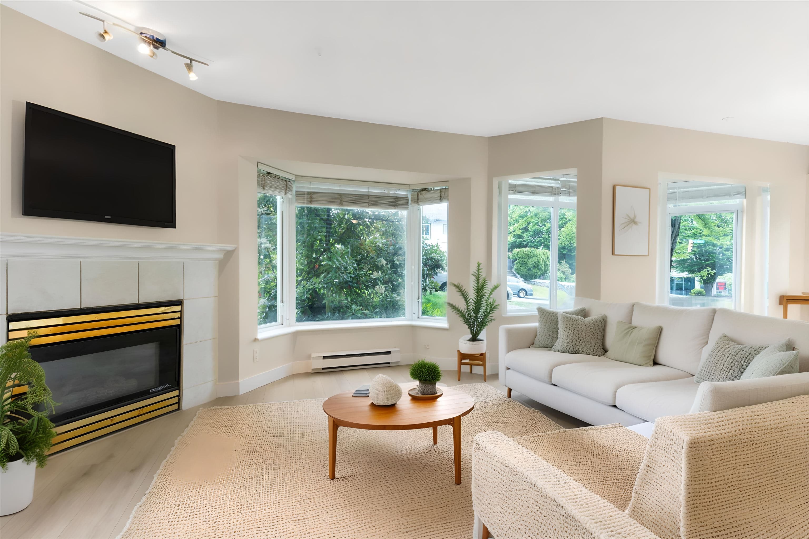 211 - 2677 E Broadway, Vancouver, V5M 1Y6 — photo 2