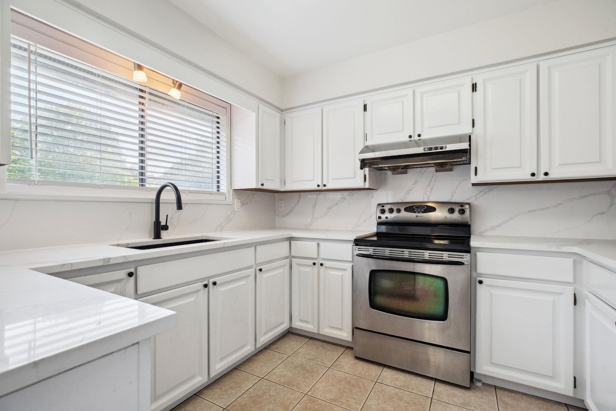 7347 Queenston Court, Burnaby, V5A 3M5 — photo 3
