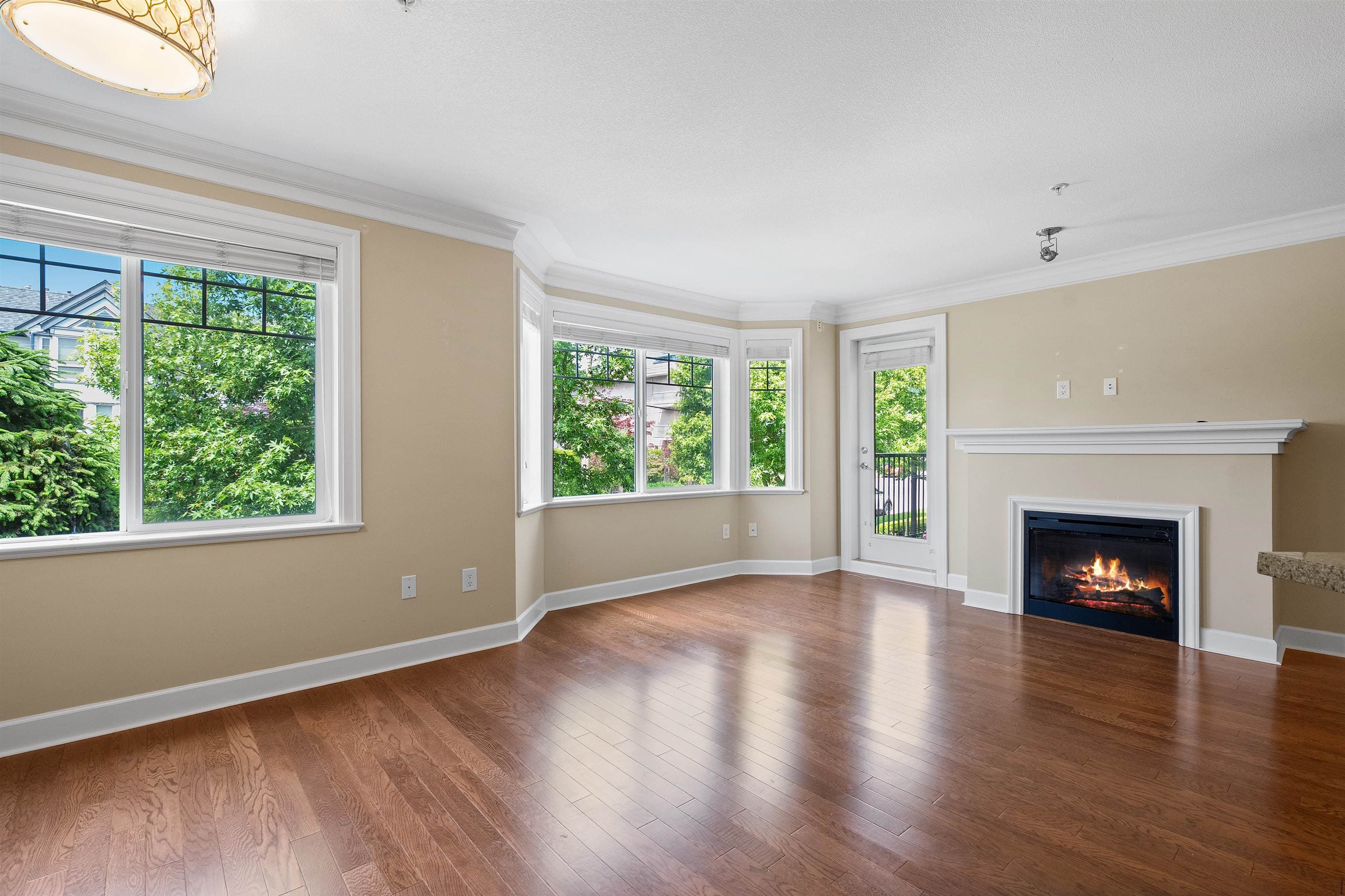 207 - 15357 Roper Avenue, White Rock, V4B 2G2 — photo 2