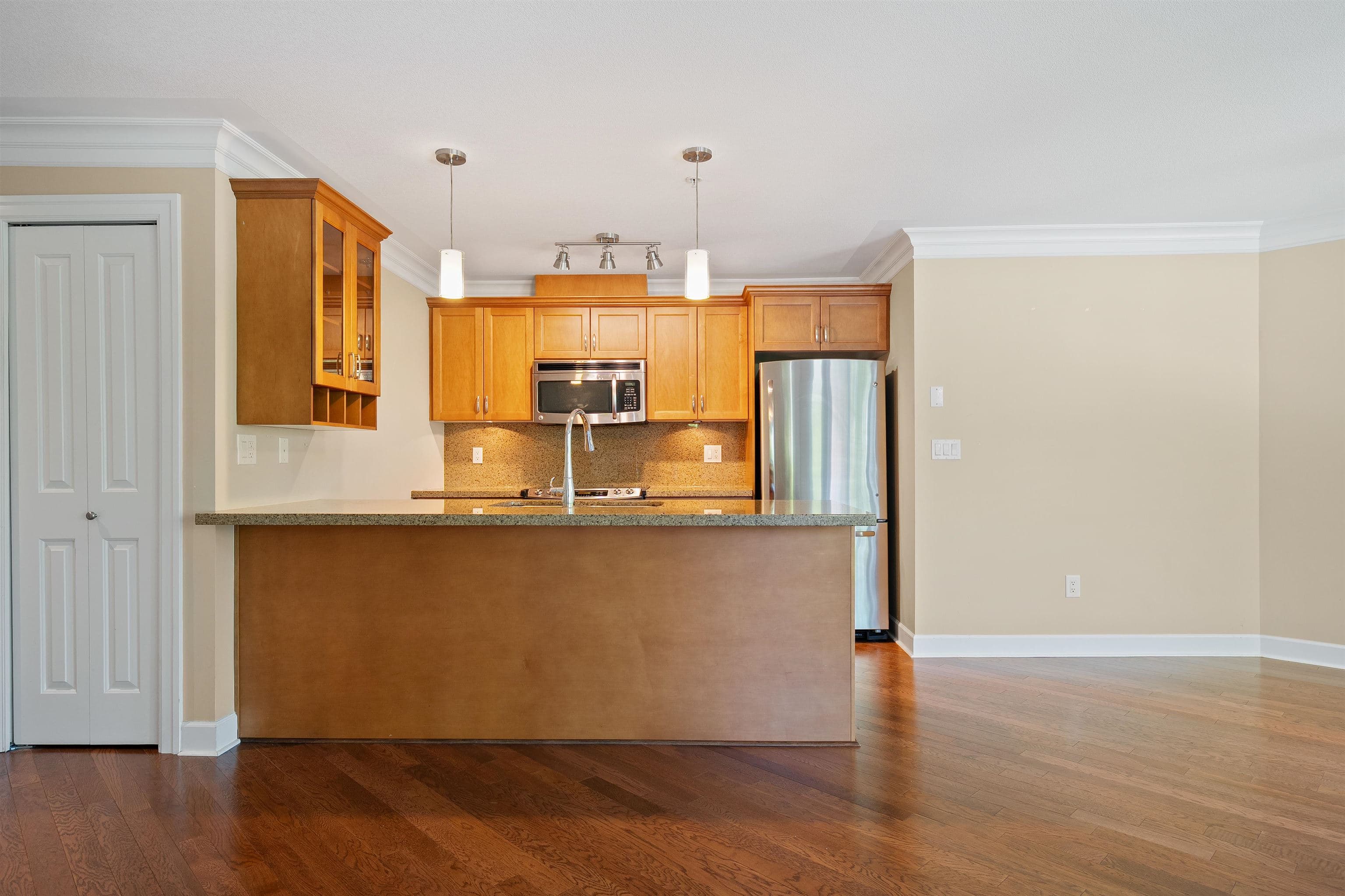 207 - 15357 Roper Avenue, White Rock, V4B 2G2 — photo 5