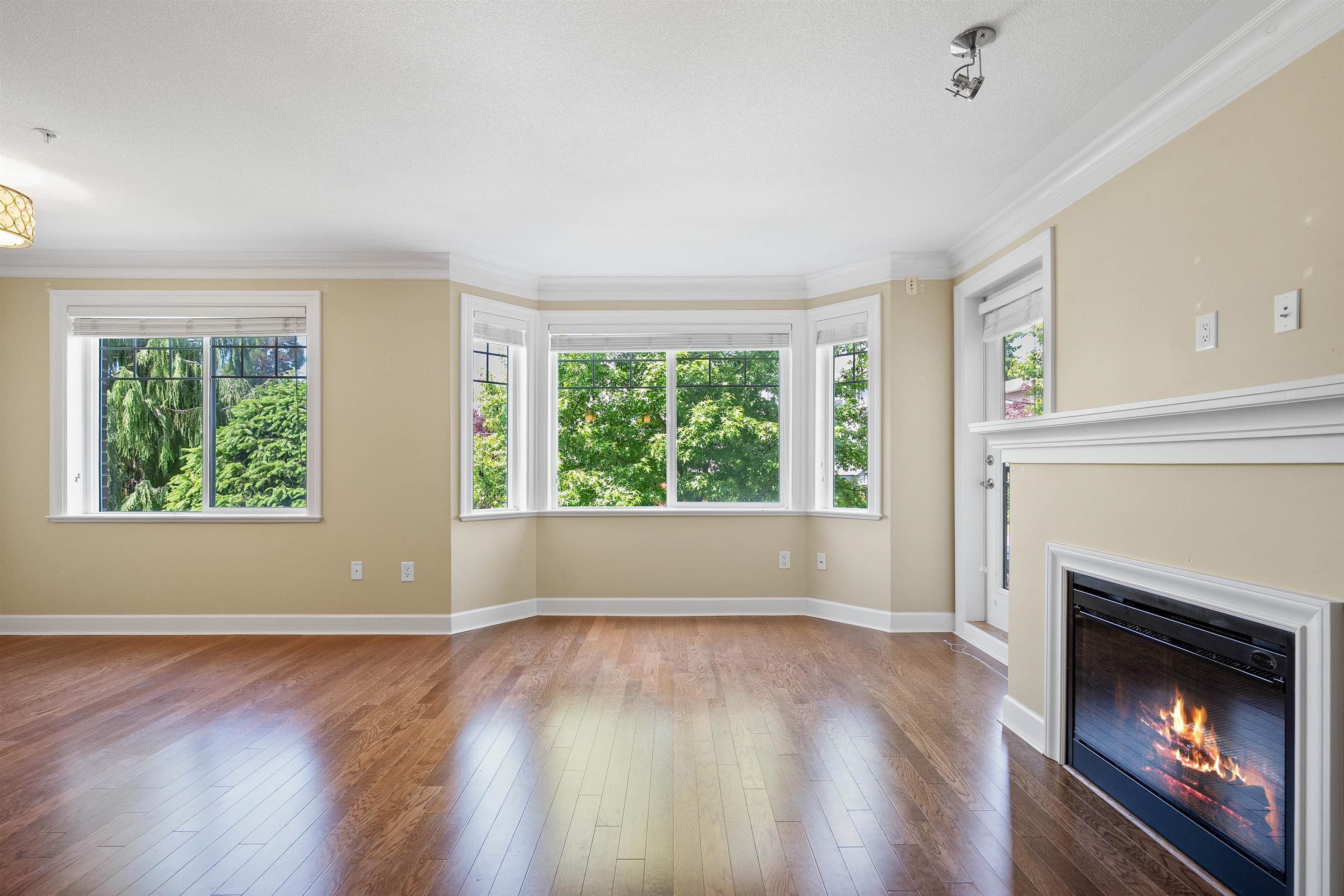 207 - 15357 Roper Avenue, White Rock, V4B 2G2 — photo 4