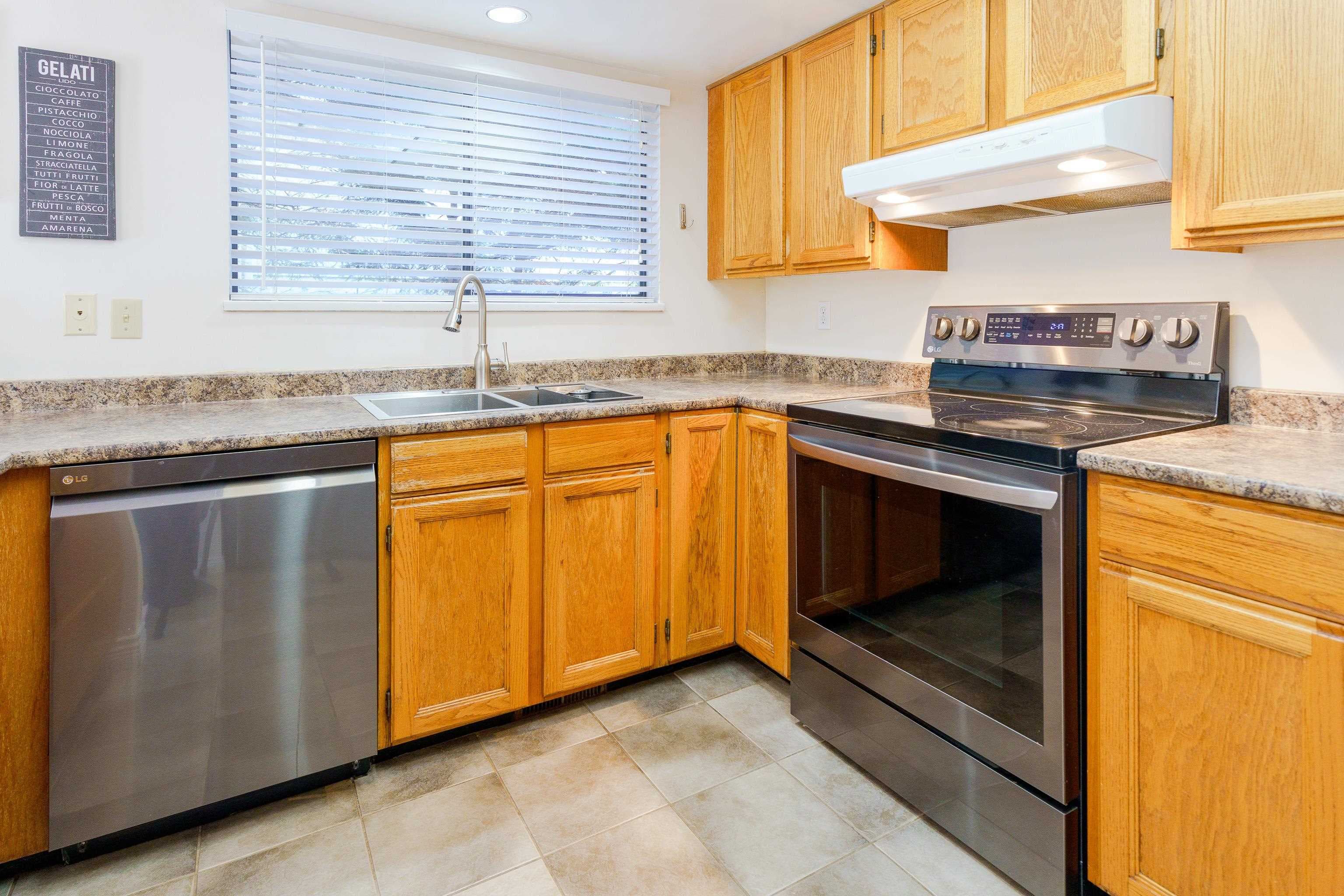 1261 Lansdowne Drive, Coquitlam, V3E 1S6 — photo 5
