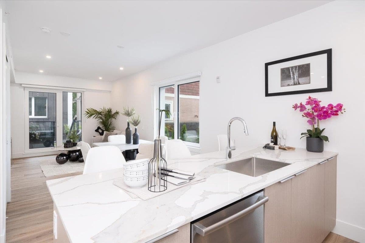 205 - 2075 E 1st Avenue, Vancouver, V5N 1B6 — photo 4