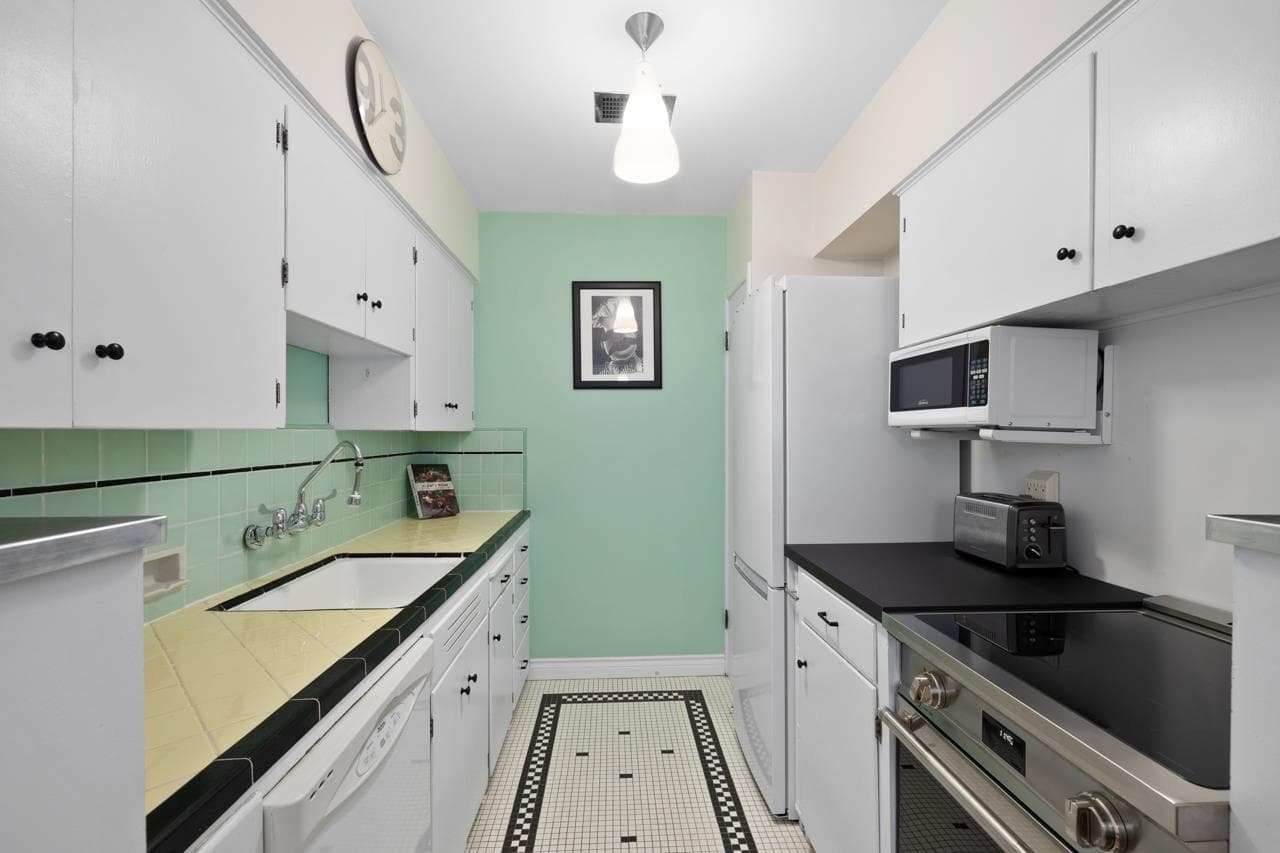 204 - 1565 Burnaby Street, Vancouver, V6G 1X1 — photo 5