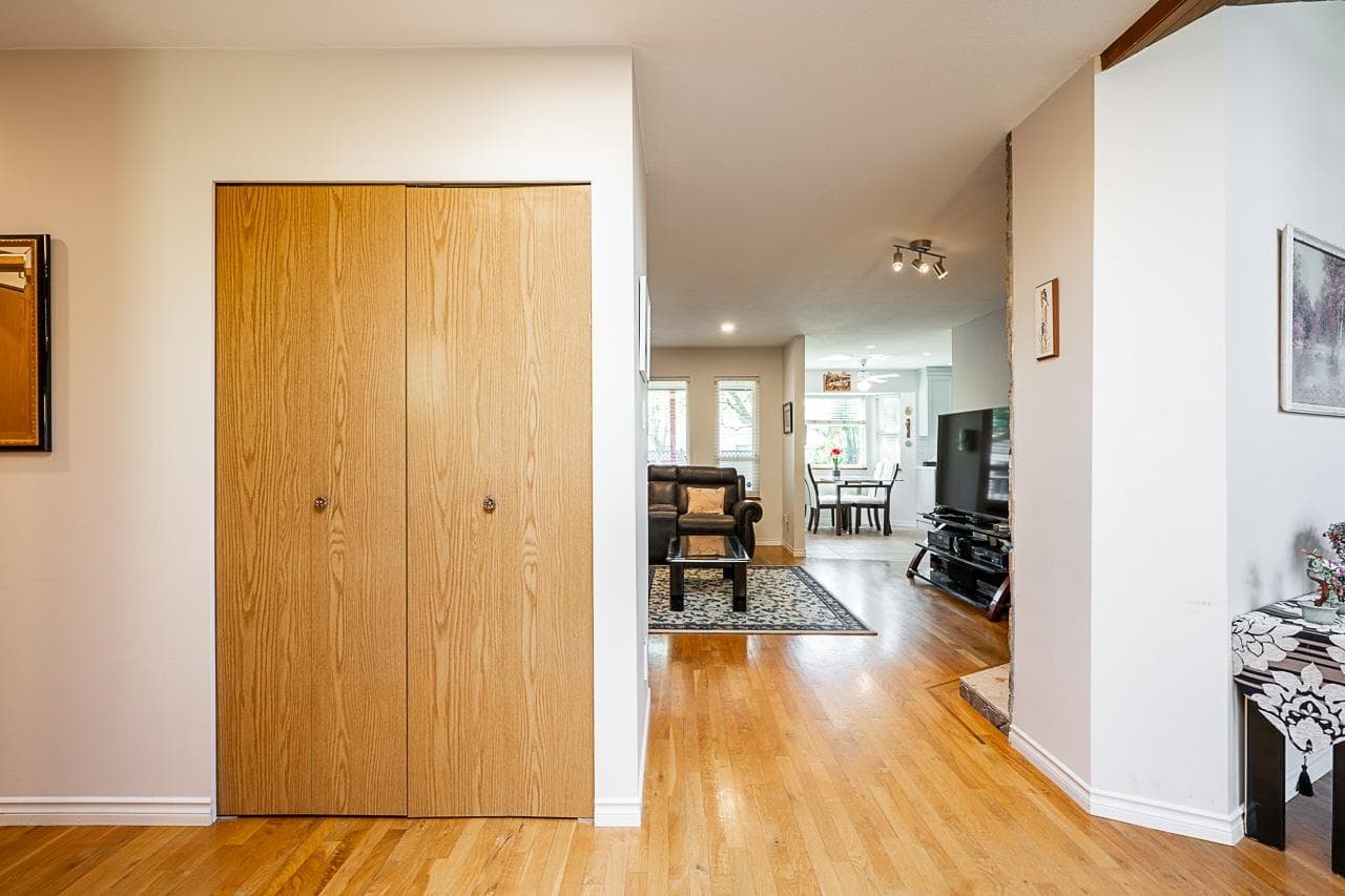 15266 97a Avenue, Surrey, V3R 8P6 — photo 4