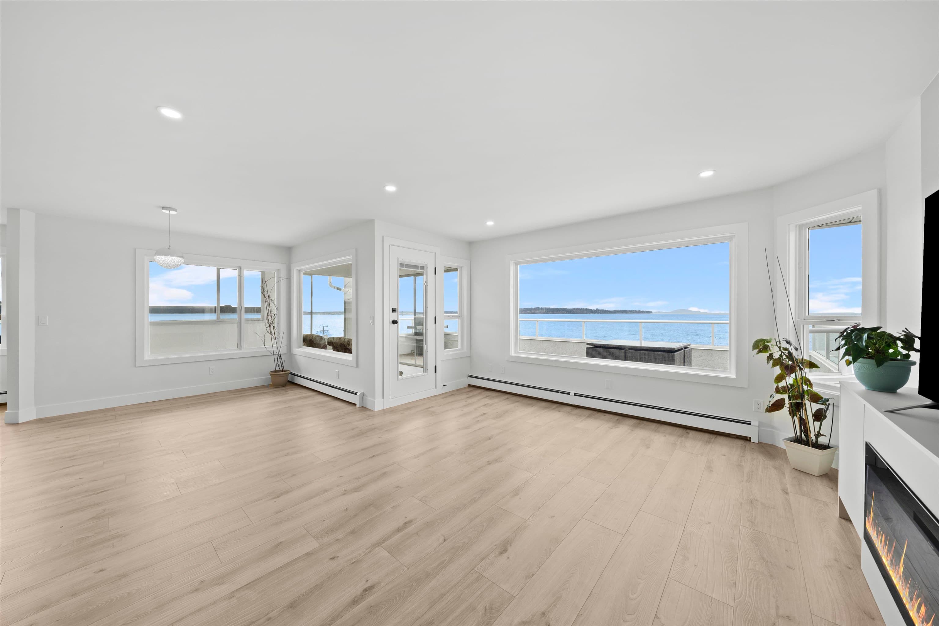 15452 Victoria Avenue, White Rock, V4B 1H3 — photo 2